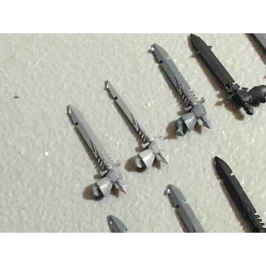 A22220 WARHAMMER FANTASY CHAOS MORTALS BITS LOT SWORD HANDS GAMES WORKSHOP