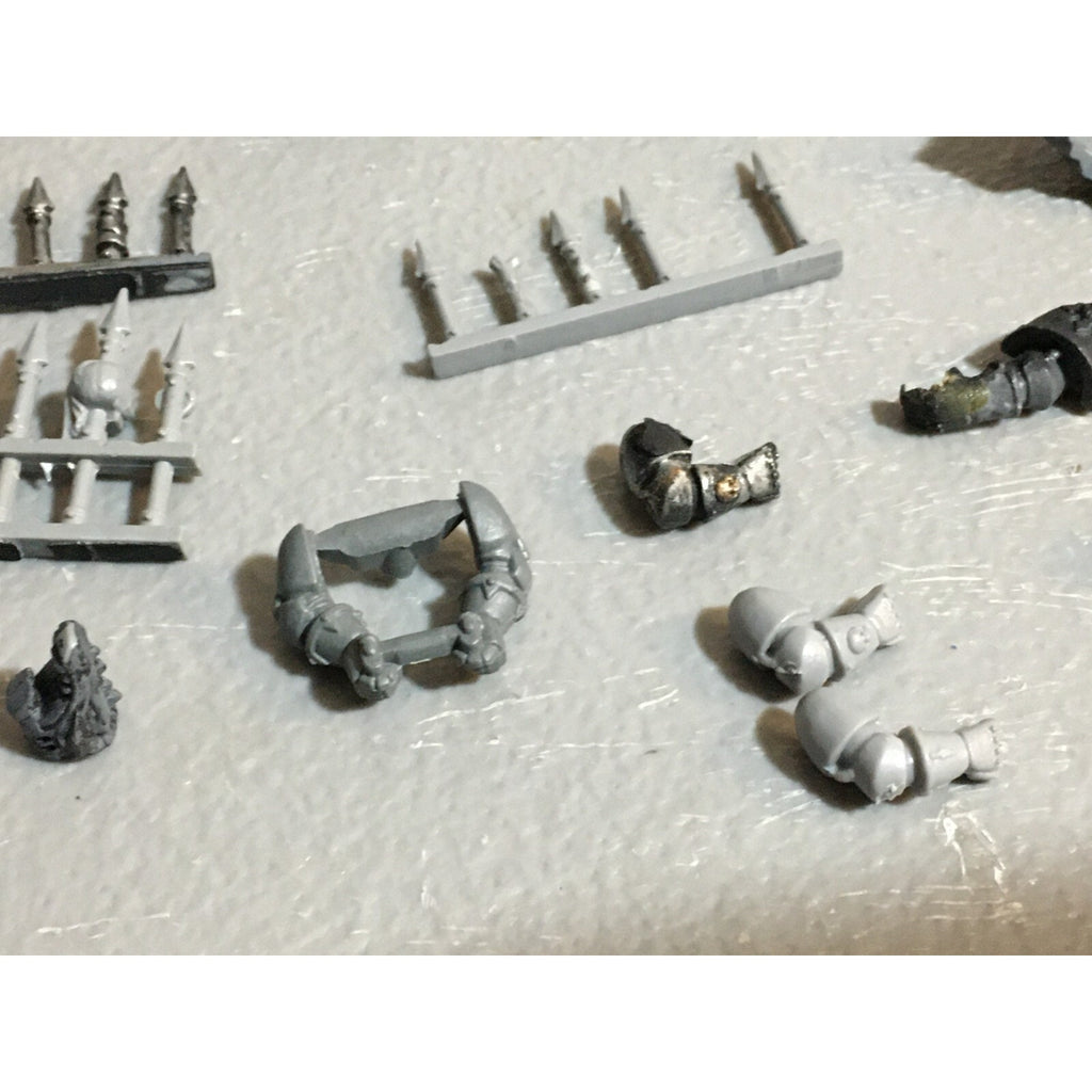 A23244 WARHAMMER 40K CHAOS SPACE MARINES BITS LOT VEHICLE SPIKES LEGS ARMS GW