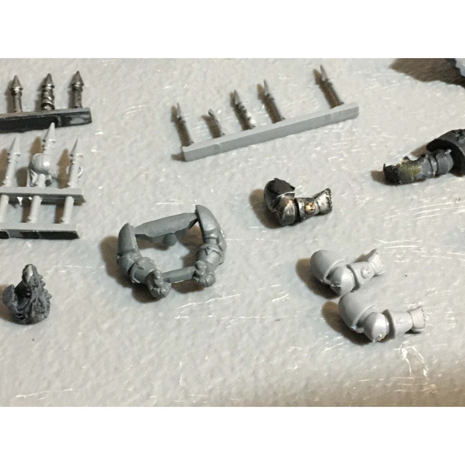 A23244 WARHAMMER 40K CHAOS SPACE MARINES BITS LOT VEHICLE SPIKES LEGS ARMS GW