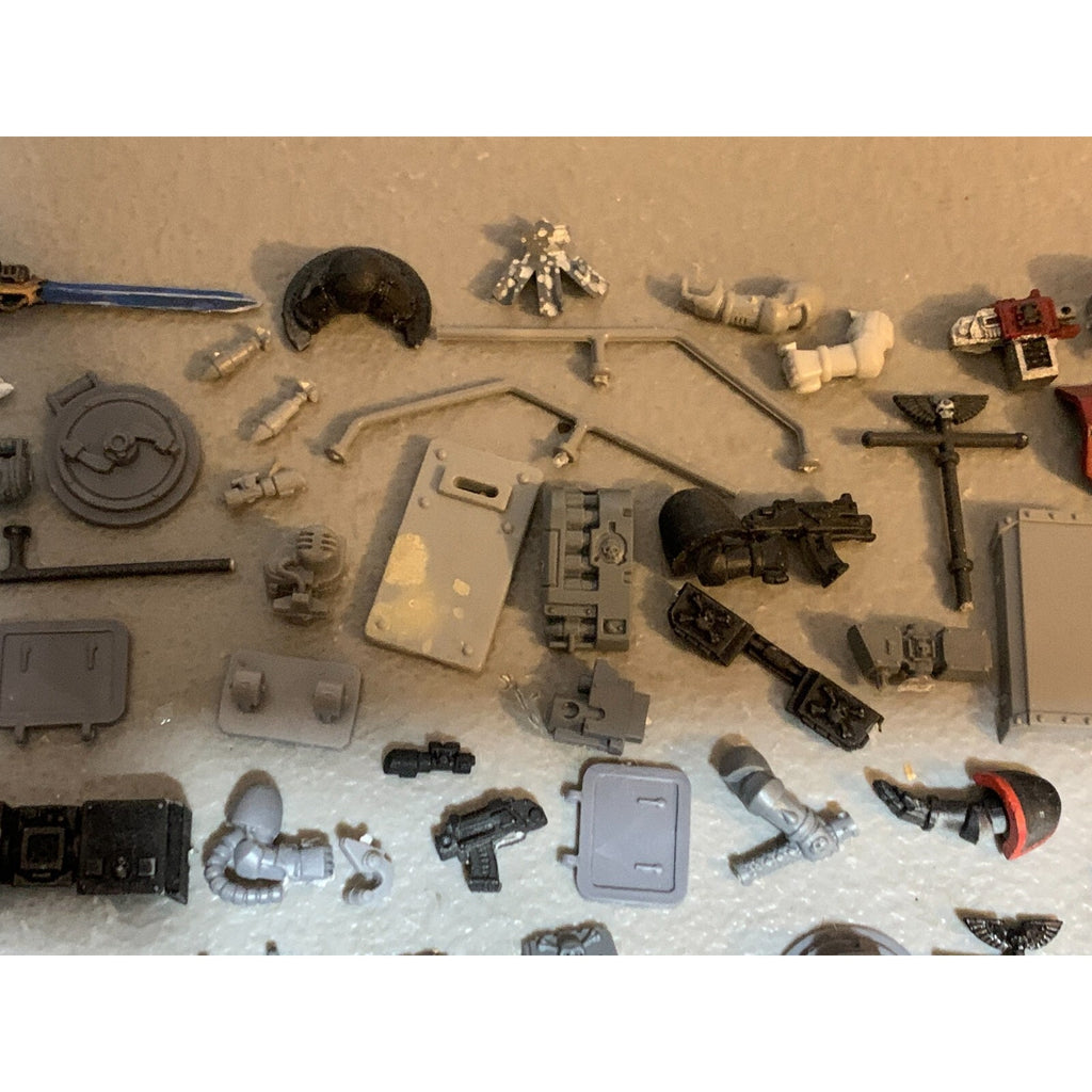 A23327 WARHAMMER 40K SPACE MARINES BITS LOT GUNS ARMS TANK STANDARD POLE GW