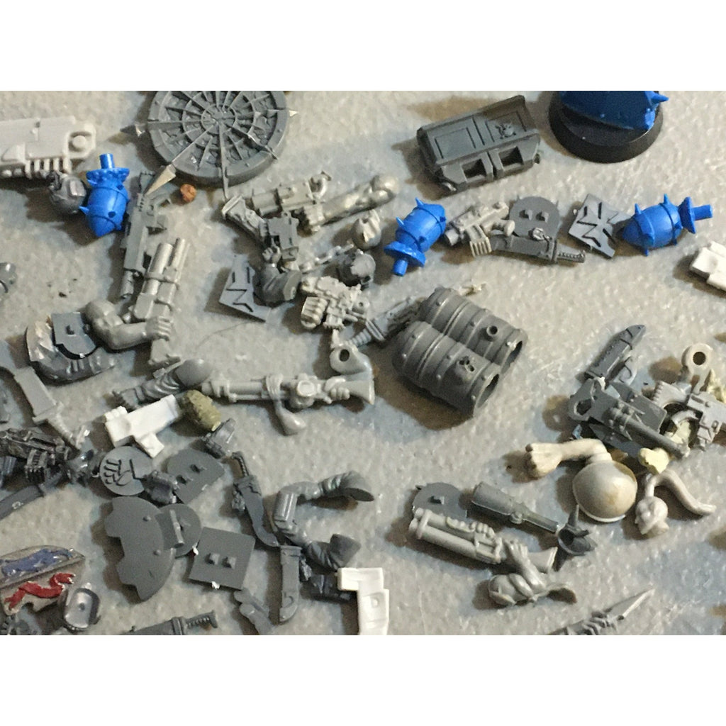 A32582 WARHAMMER 40K FANTASY RANDOM BITS LOT PLASTIC ICONS SPACE MARINES GUARD