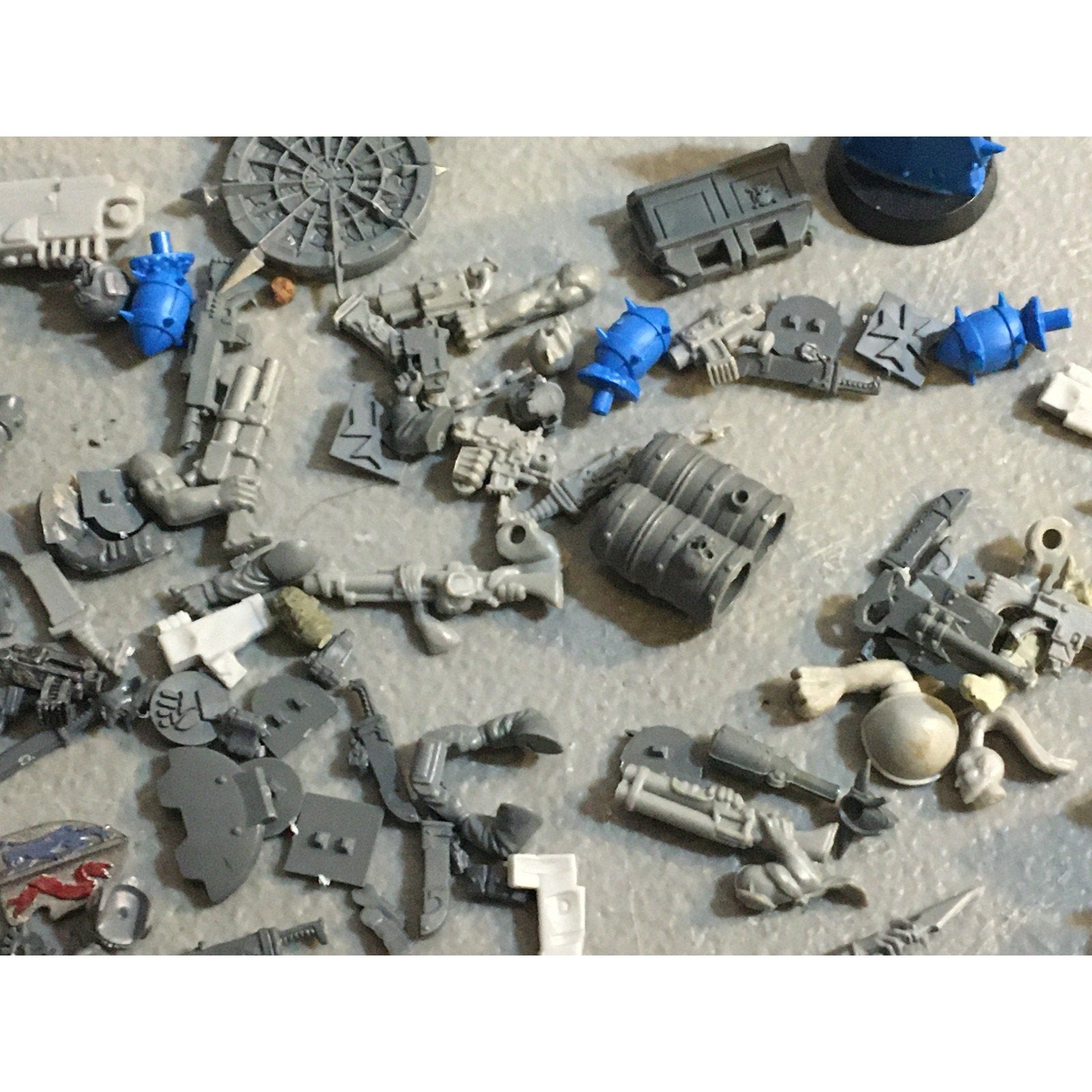 A32582 WARHAMMER 40K FANTASY RANDOM BITS LOT PLASTIC ICONS SPACE MARINES GUARD