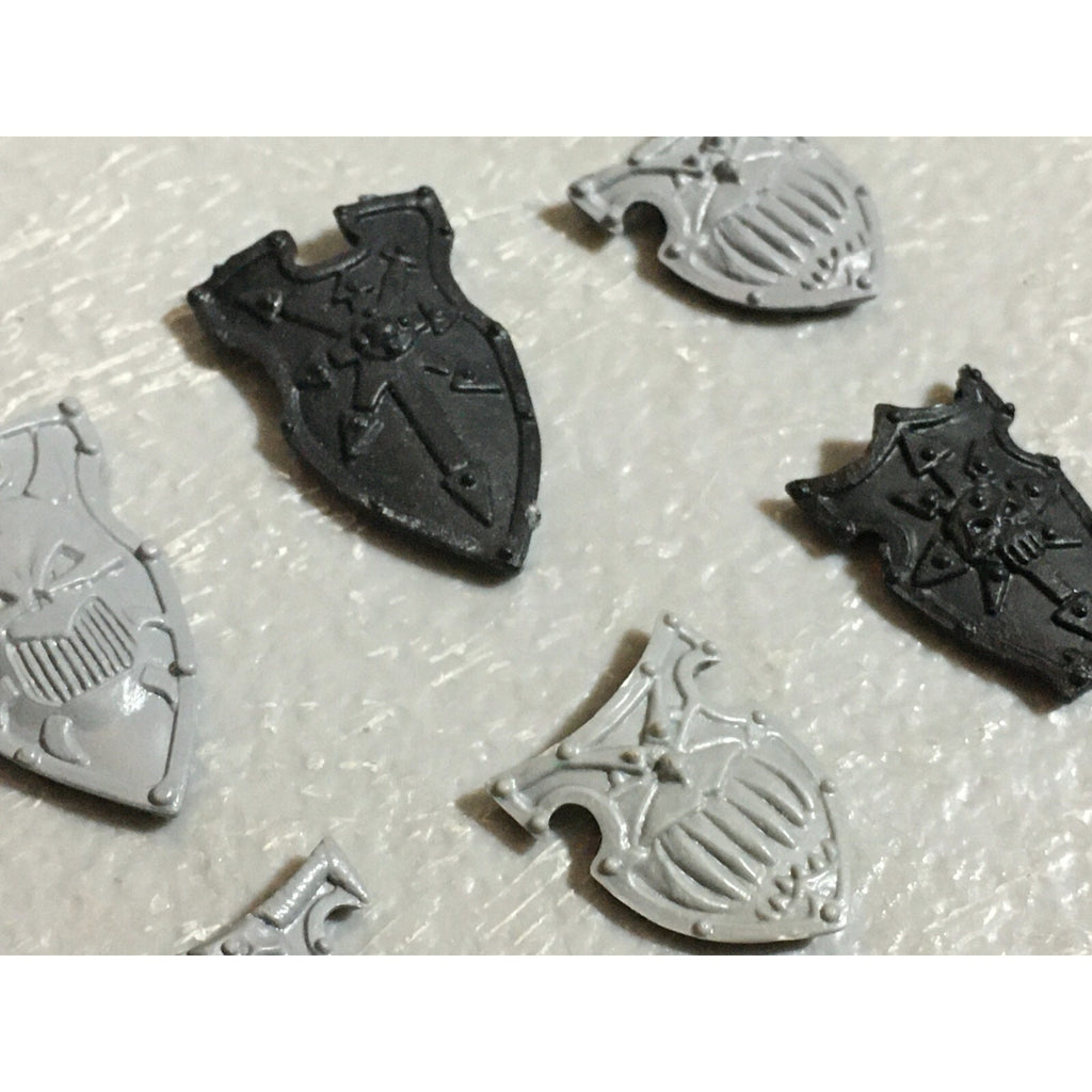 A22245 WARHAMMER FANTASY CHAOS MORTALS BITS LOT WARRIORS KNIGHTS SHIELDS GW OOP
