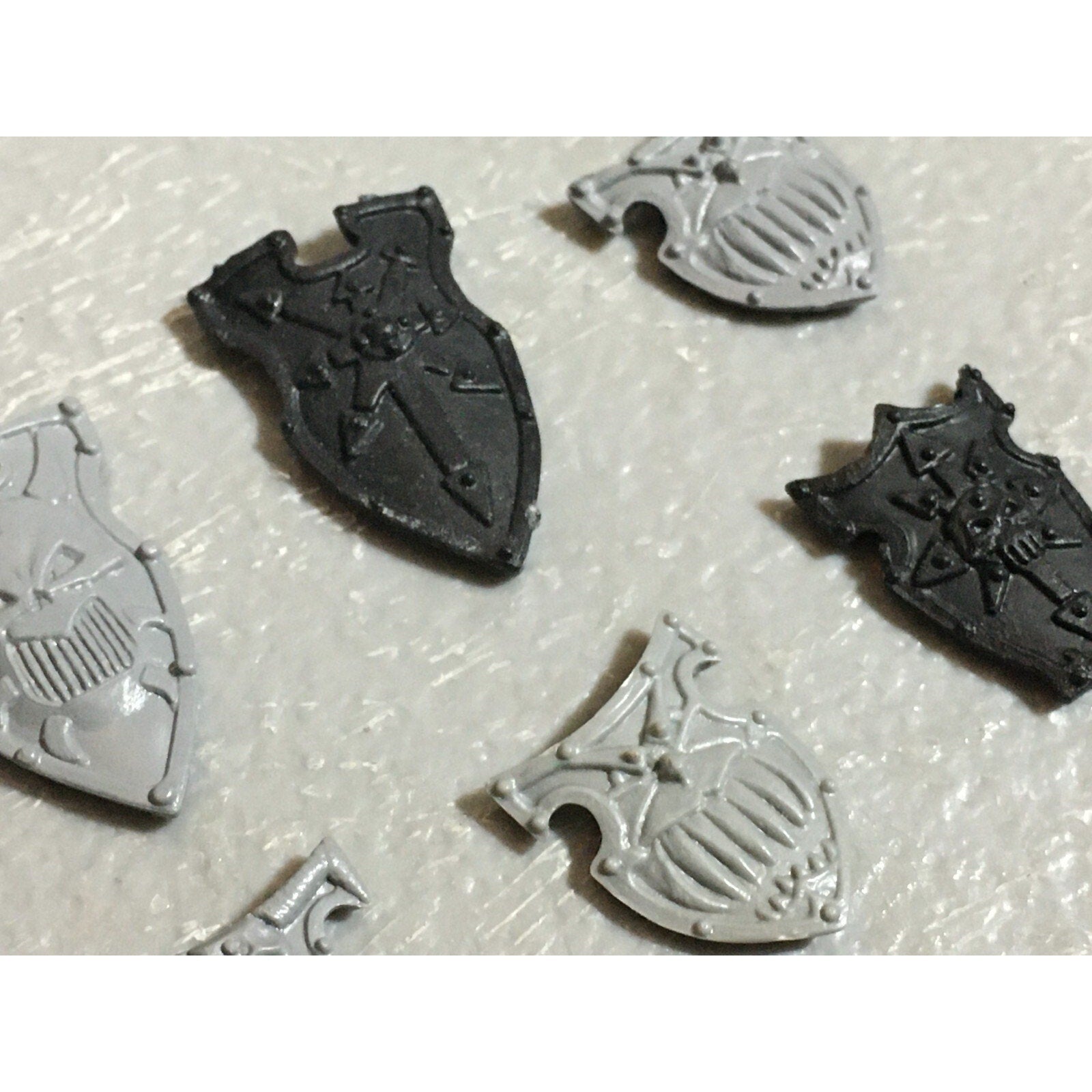 A22245 WARHAMMER FANTASY CHAOS MORTALS BITS LOT WARRIORS KNIGHTS SHIELDS GW OOP