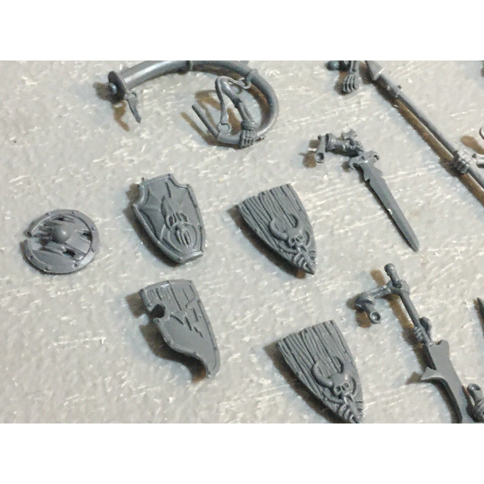 A28766 WARHAMMER FANTASY OLD WORLD VAMPIRE COUNTS BITS LOT SKELETON HEADS ARMS