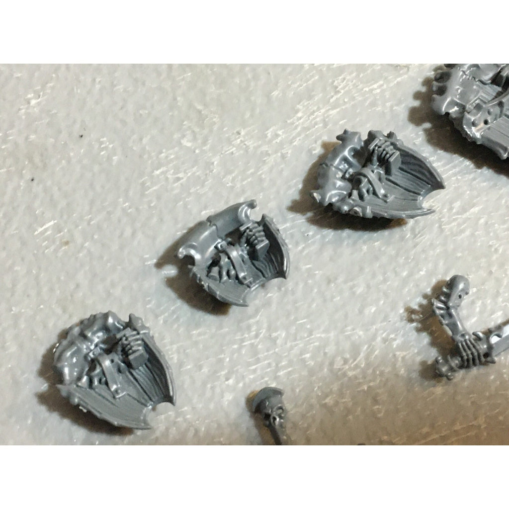 A23228 WARHAMMER FANTASY AOS TOMB KINGS OSSIARCH BITS LOT SWORDS SHIELDS GW