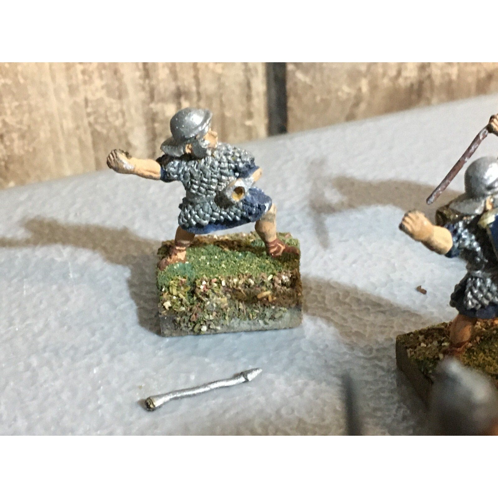 A23531 UNKNOWN METAL MINIATURES SOLDIERS WARRIORS ROMAN MISS 2 SPEARS
