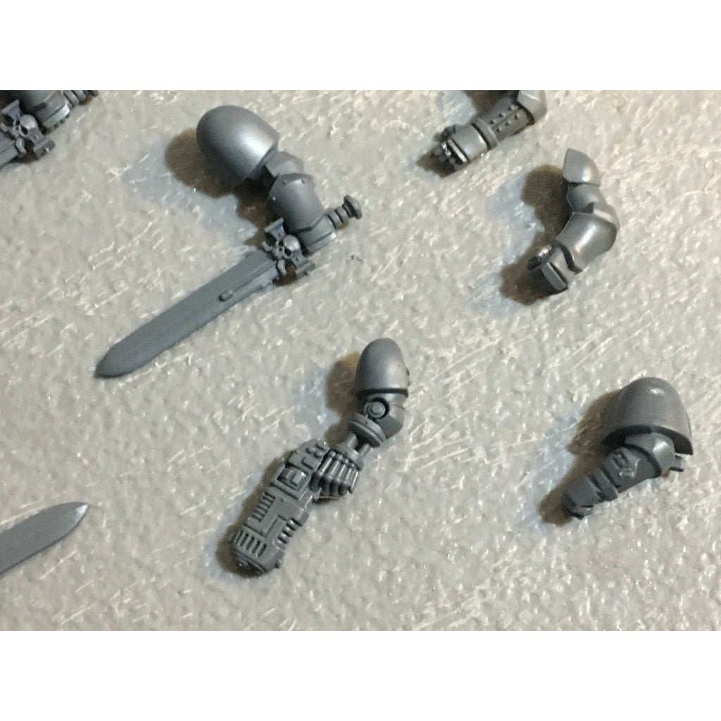 A29392 WARHAMMER 40K SPACE MARINES PRIMARIS BITS LOT ARMS PISTOL HEAVY SWORD GW