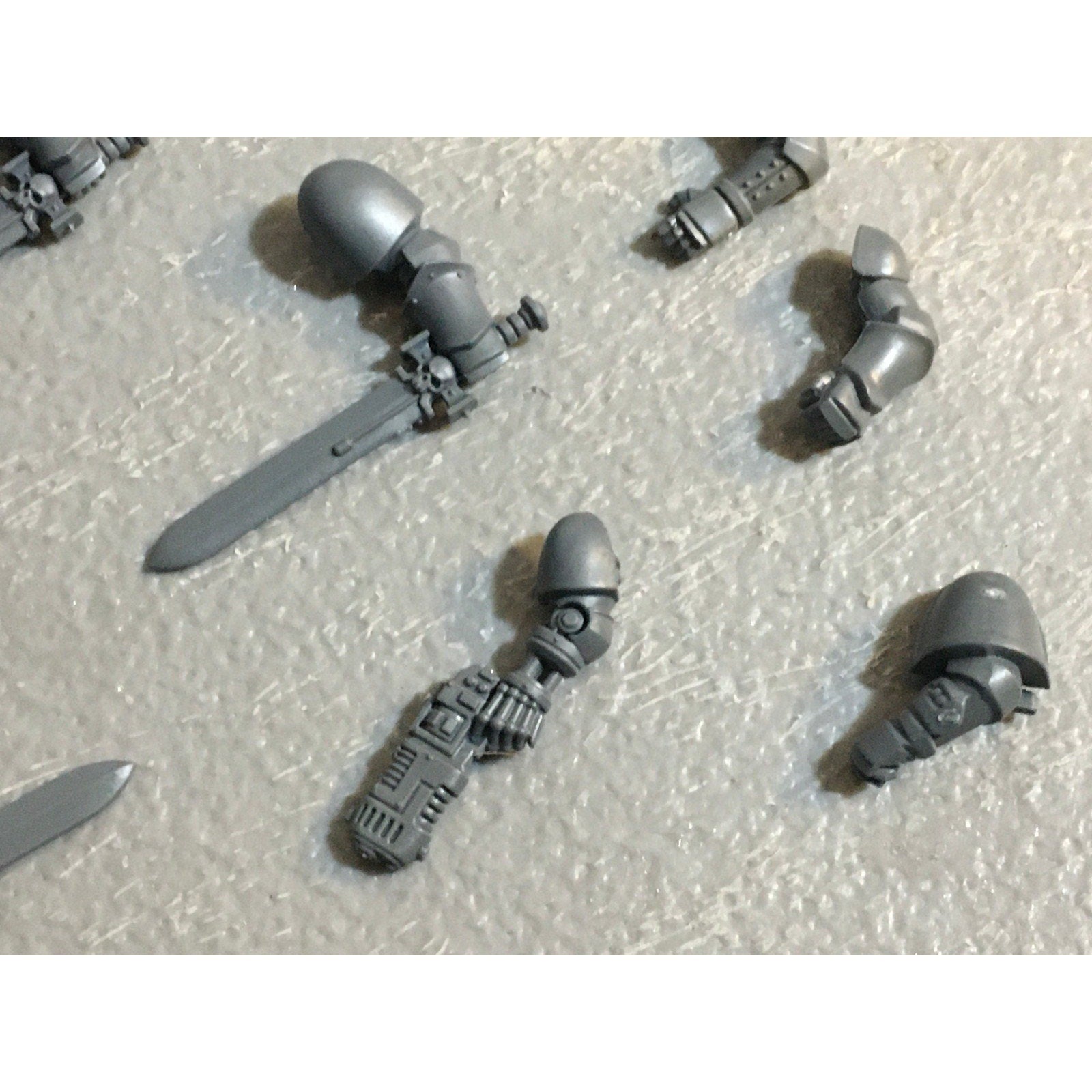 A29392 WARHAMMER 40K SPACE MARINES PRIMARIS BITS LOT ARMS PISTOL HEAVY SWORD GW