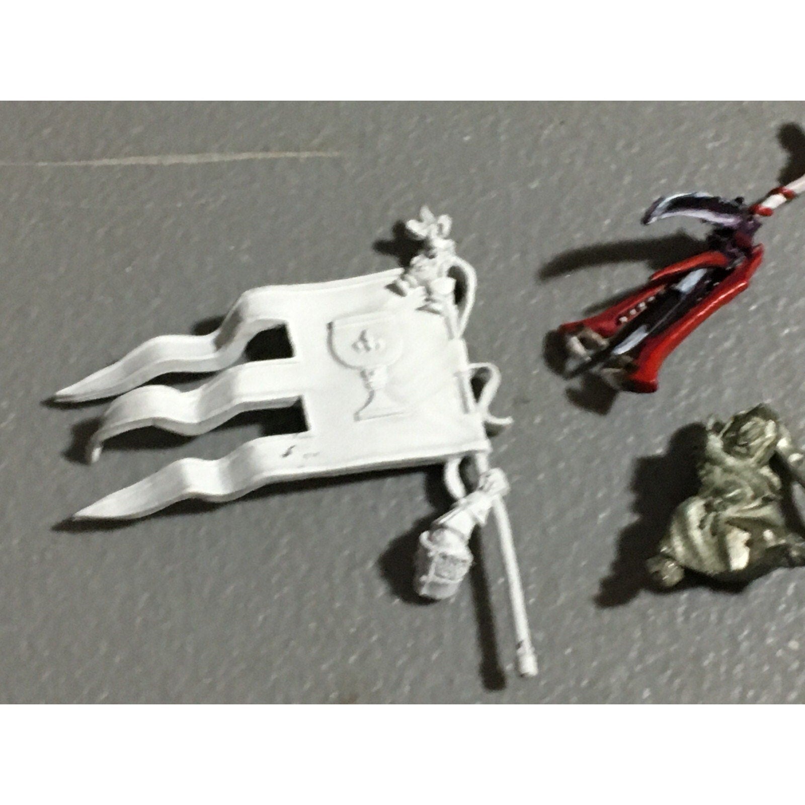 A22408 WARHAMMER FANTASY MIXED METAL BITS LOT HEADS ARMS WEAPONS GW
