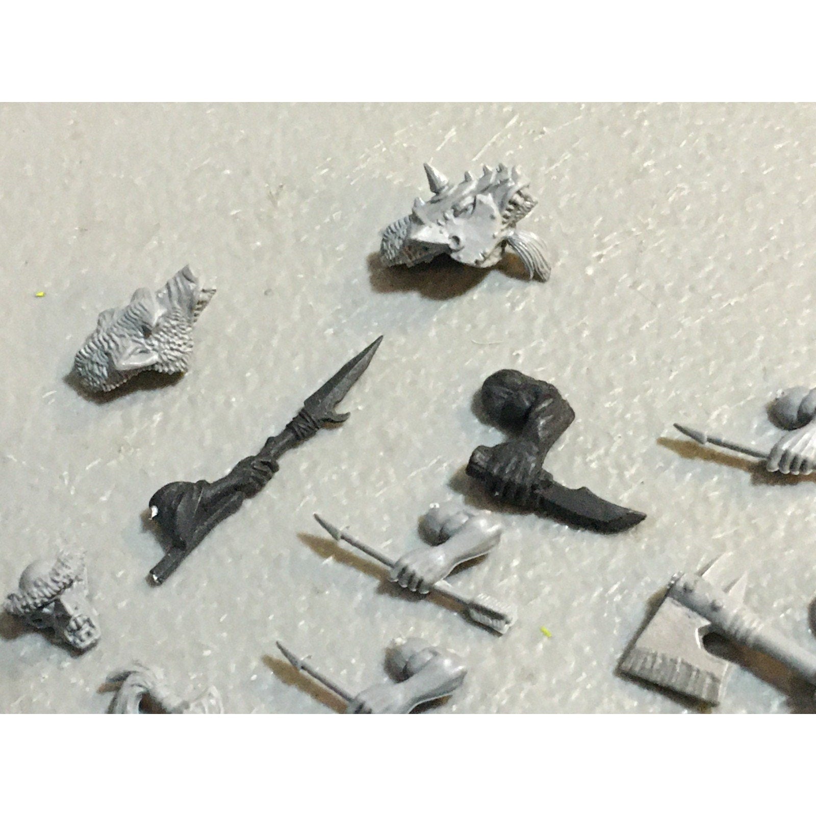 A27514 WARHAMMER FANTASY ORCS & GOBLINS BITS LOT SHIELDS BOWS HEADS GW
