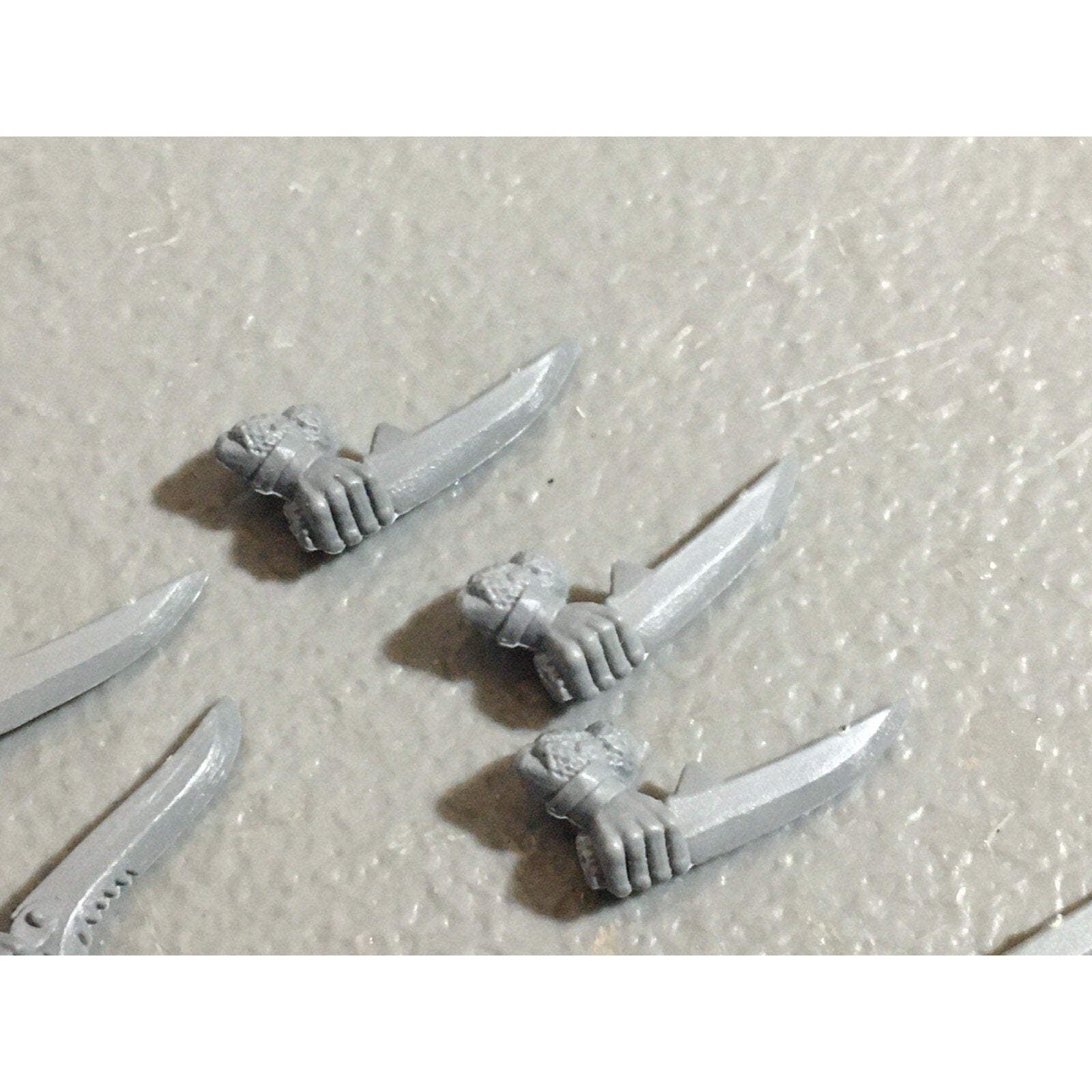 A22298 WARHAMMER FANTASY SKAVEN BITS LOT SWORD ARMS GAMES WORKSHOP GW