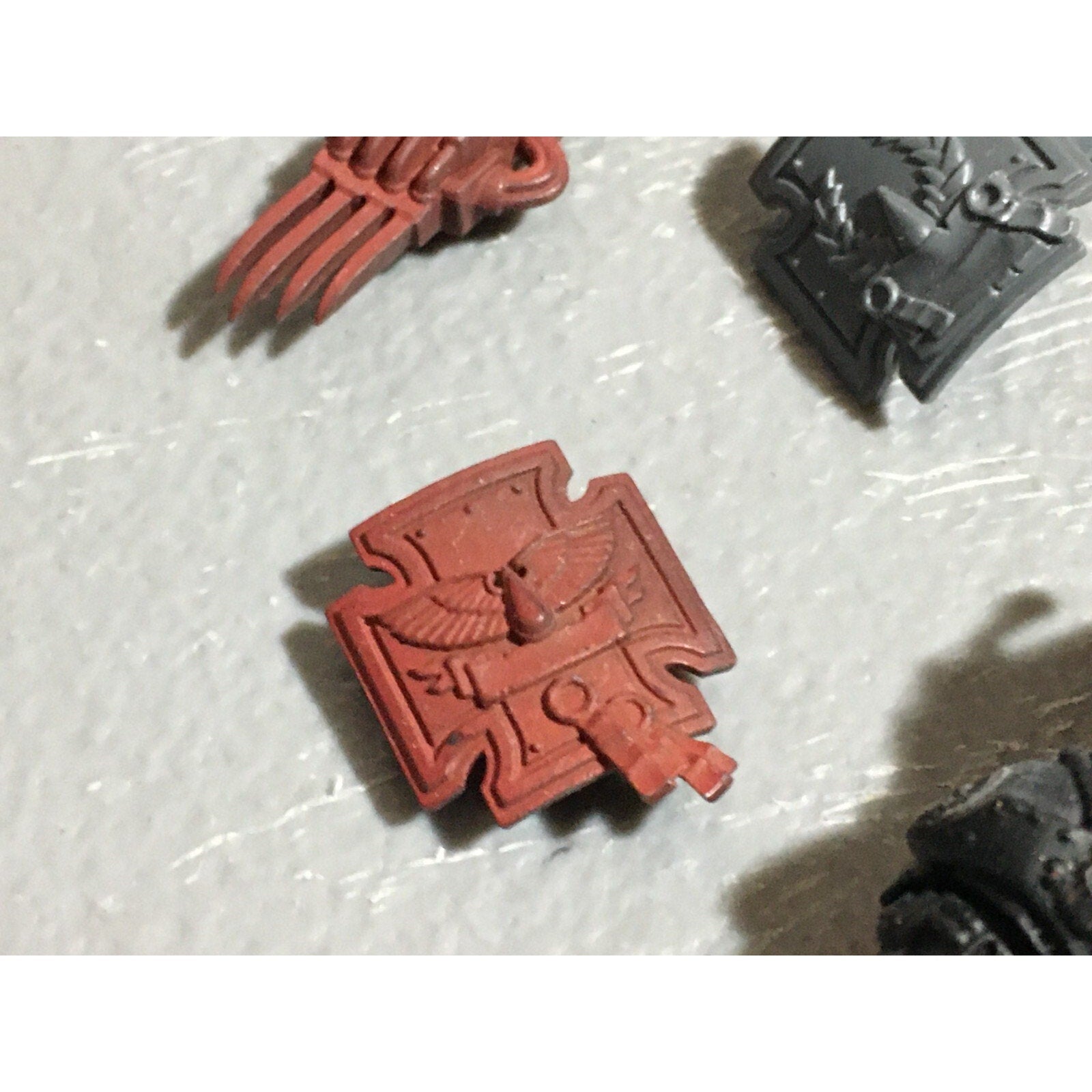 A22597 WARHAMMER SPACE MARINES BLOOD ANGELS MIXED CLAWS SHIELD BITS LOT GW