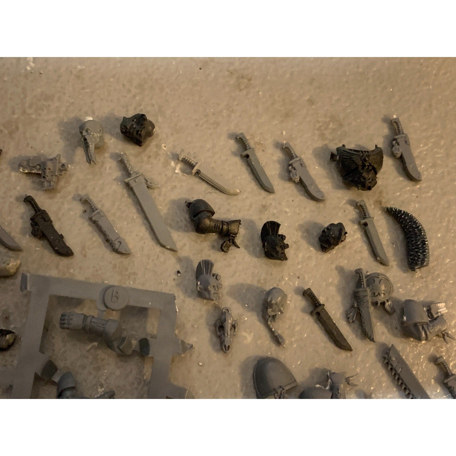 A23325 WARHAMMER 40K SPACE MARINES BITS LOT SPACE WOLVES HEADS TAILS KNIVES GW