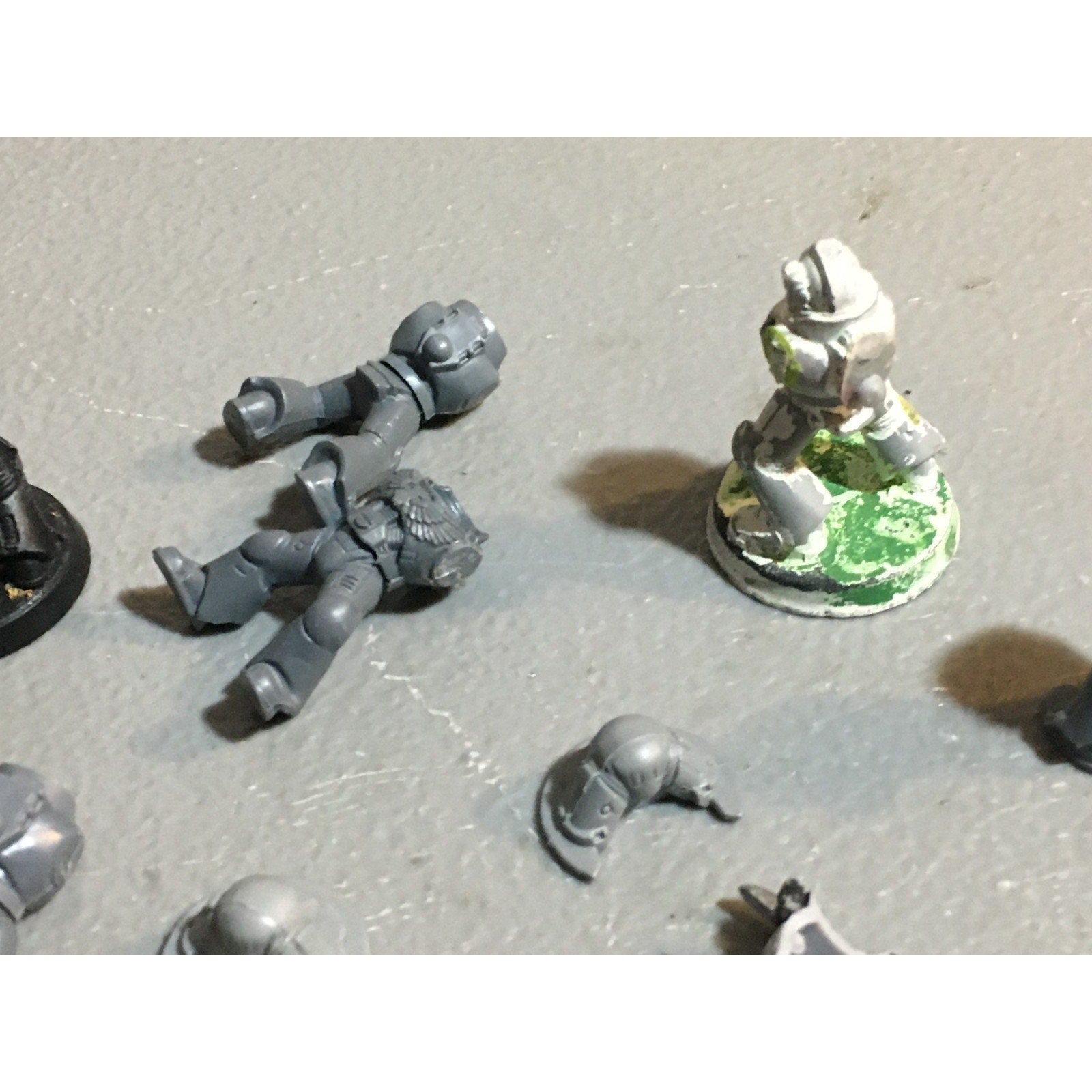 A24527 WARHAMMER 40K SPACE MARINES BITS LOT TORSOS LEGS ARMS GW