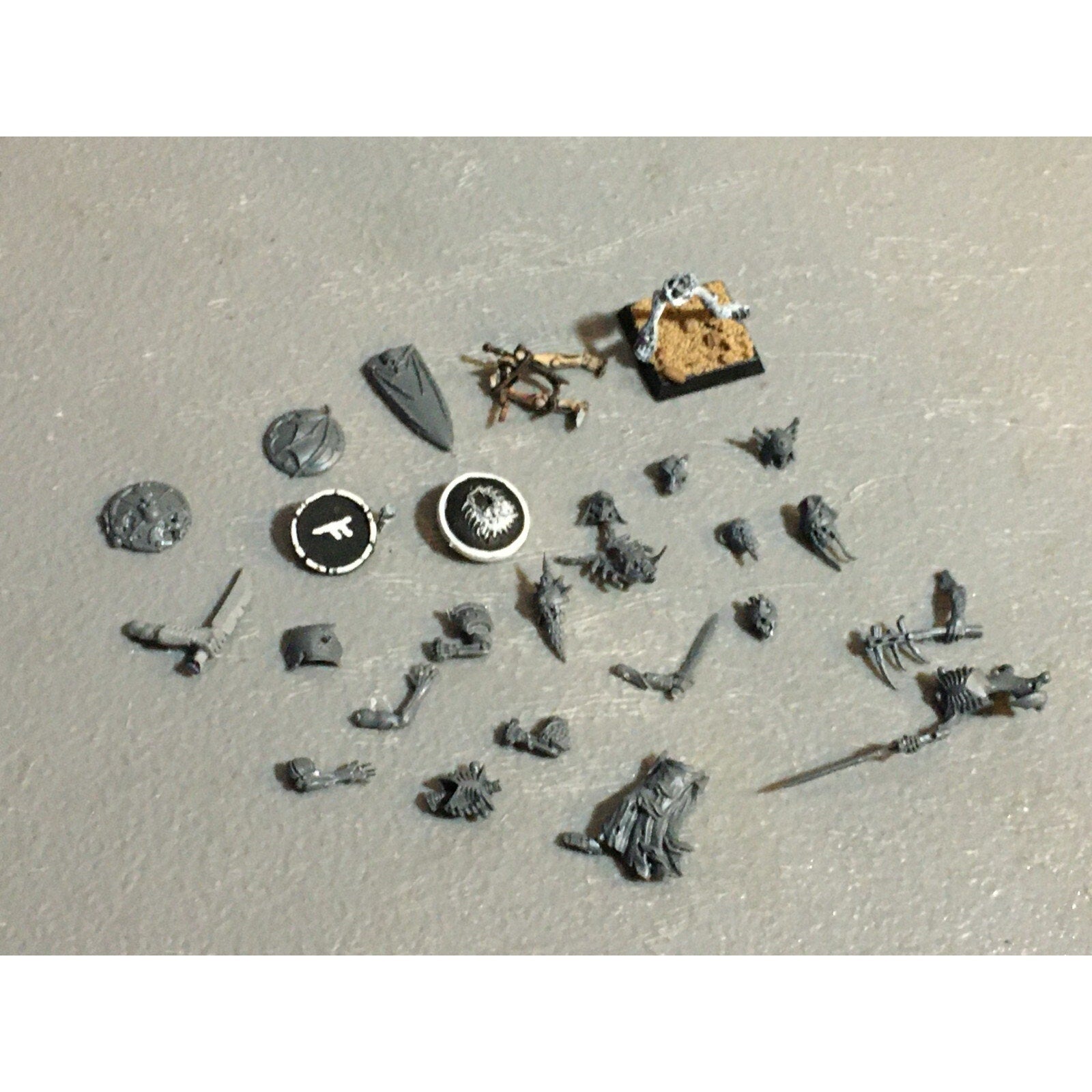 A23230 WARHAMMER FANTASY UNDEAD VAMPIRE COUNTS BITS LOT SKELETON SHIELD HEADS GW