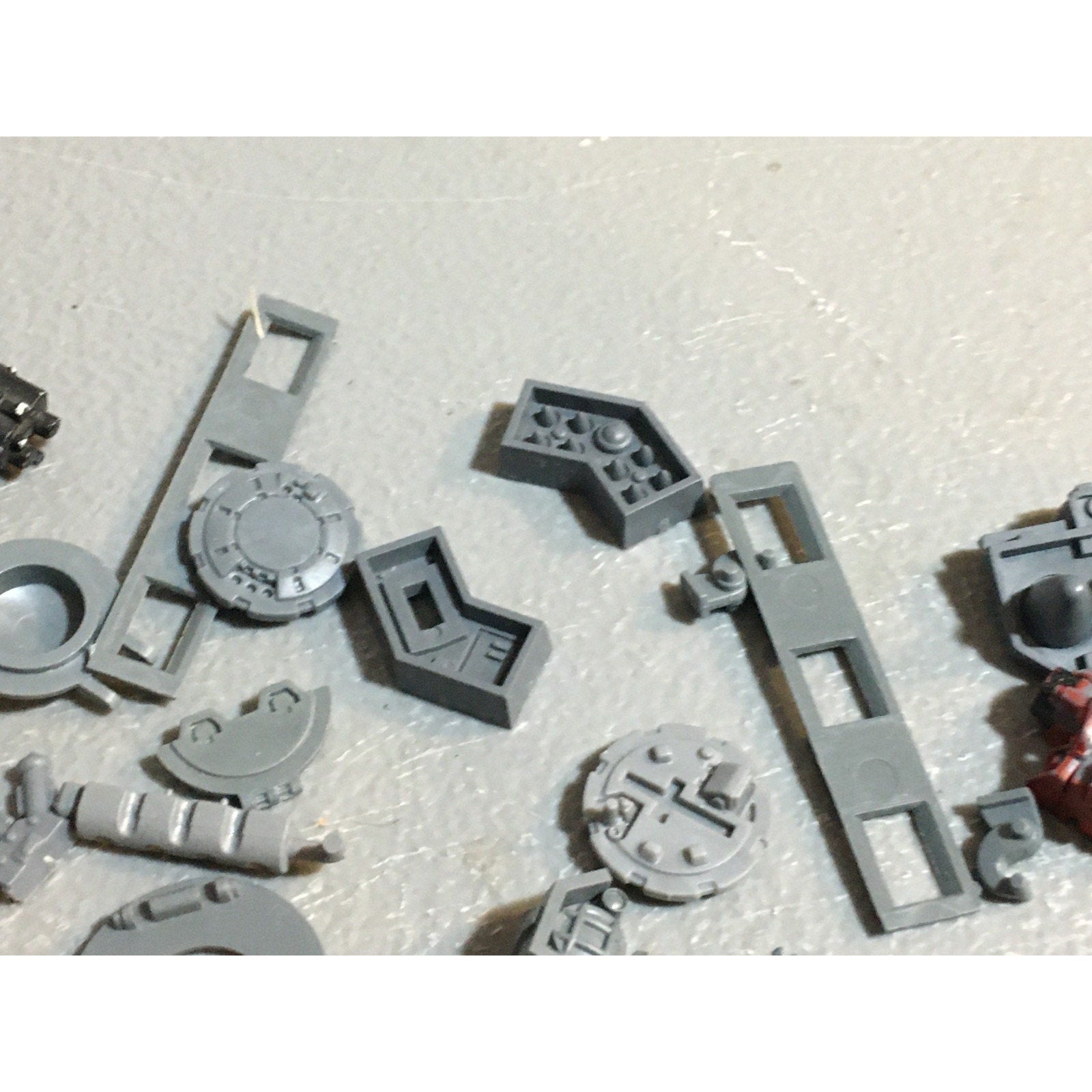 A24525 WARHAMMER 40K SPACE MARINES BITS LOT TANKS LIDS ACCESSOIRES