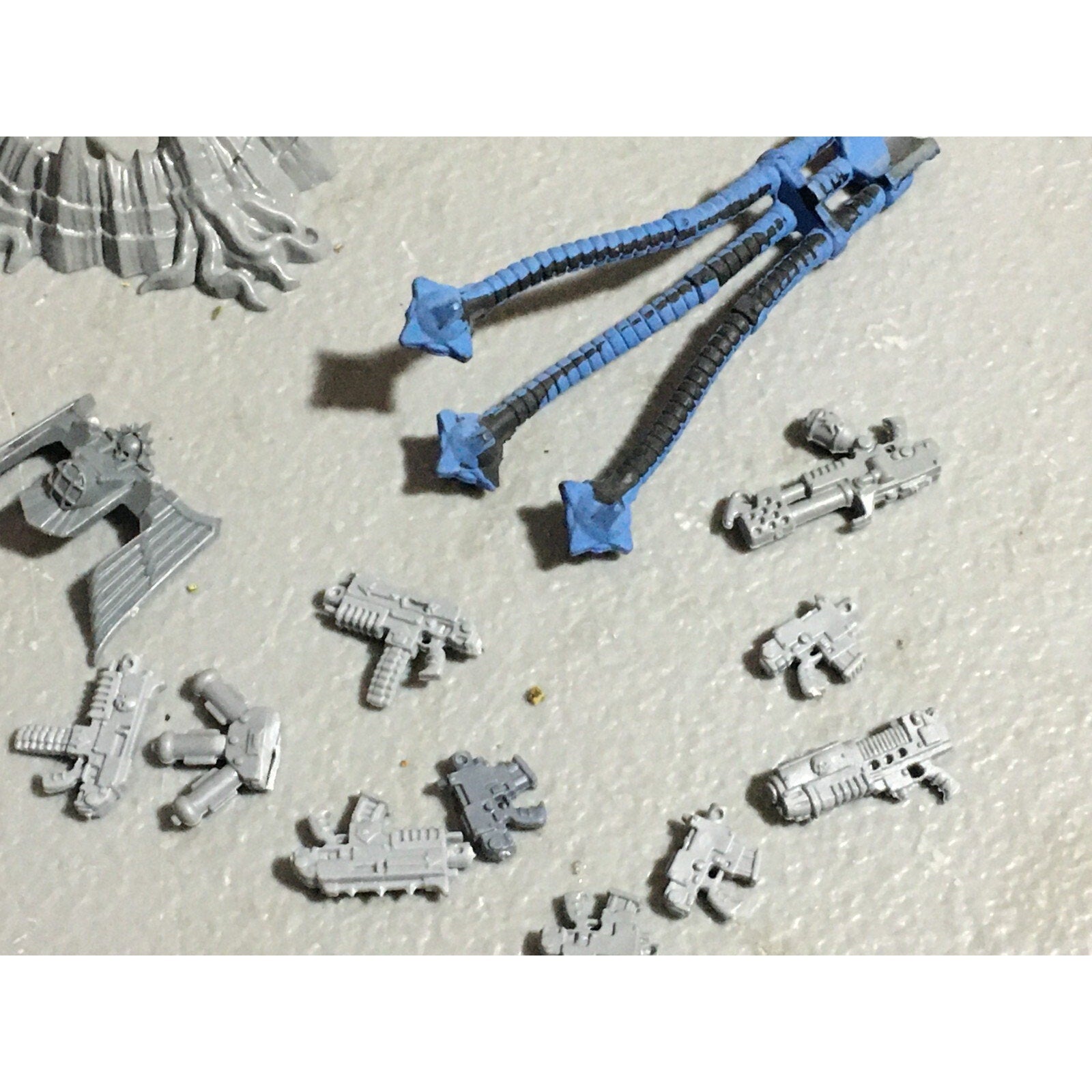 A22418 WARHAMMER 40K MIXED BITS LOT BOLTERS HEADS ARMS GAMES WORKSHOP GW