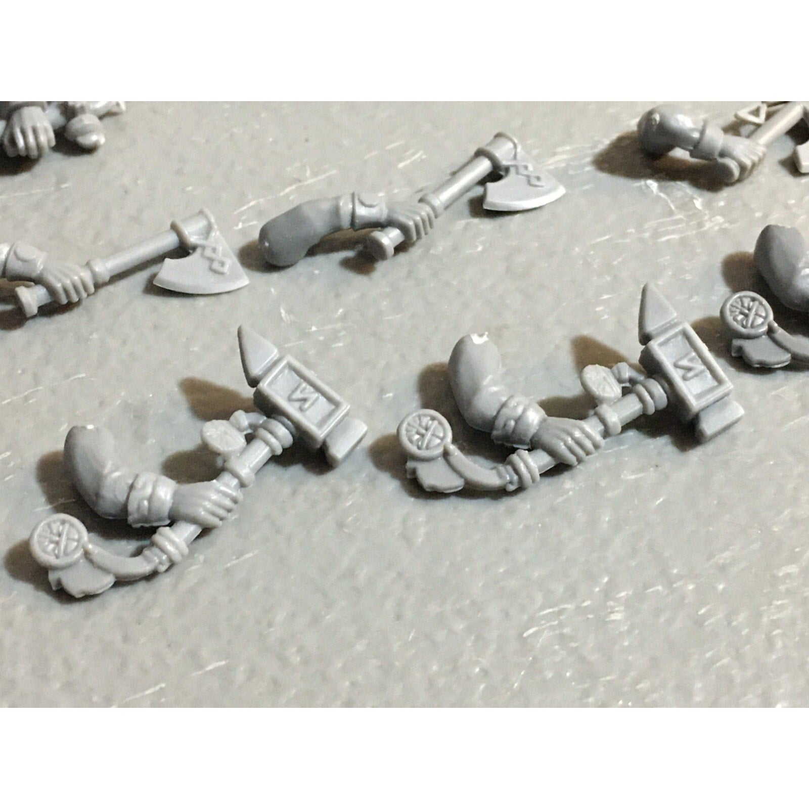 A23400 WARHAMMER FANTASY DWARFS BITS LOT WARRIORS ARMS BANNER GAMES WORKSHOP GW