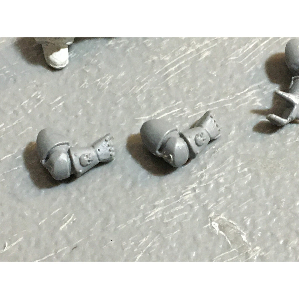A23156 WARHAMMER 40K CHAOS SPACE MARINES BITS LOT MIXED LEGS ARMS HEADS GW