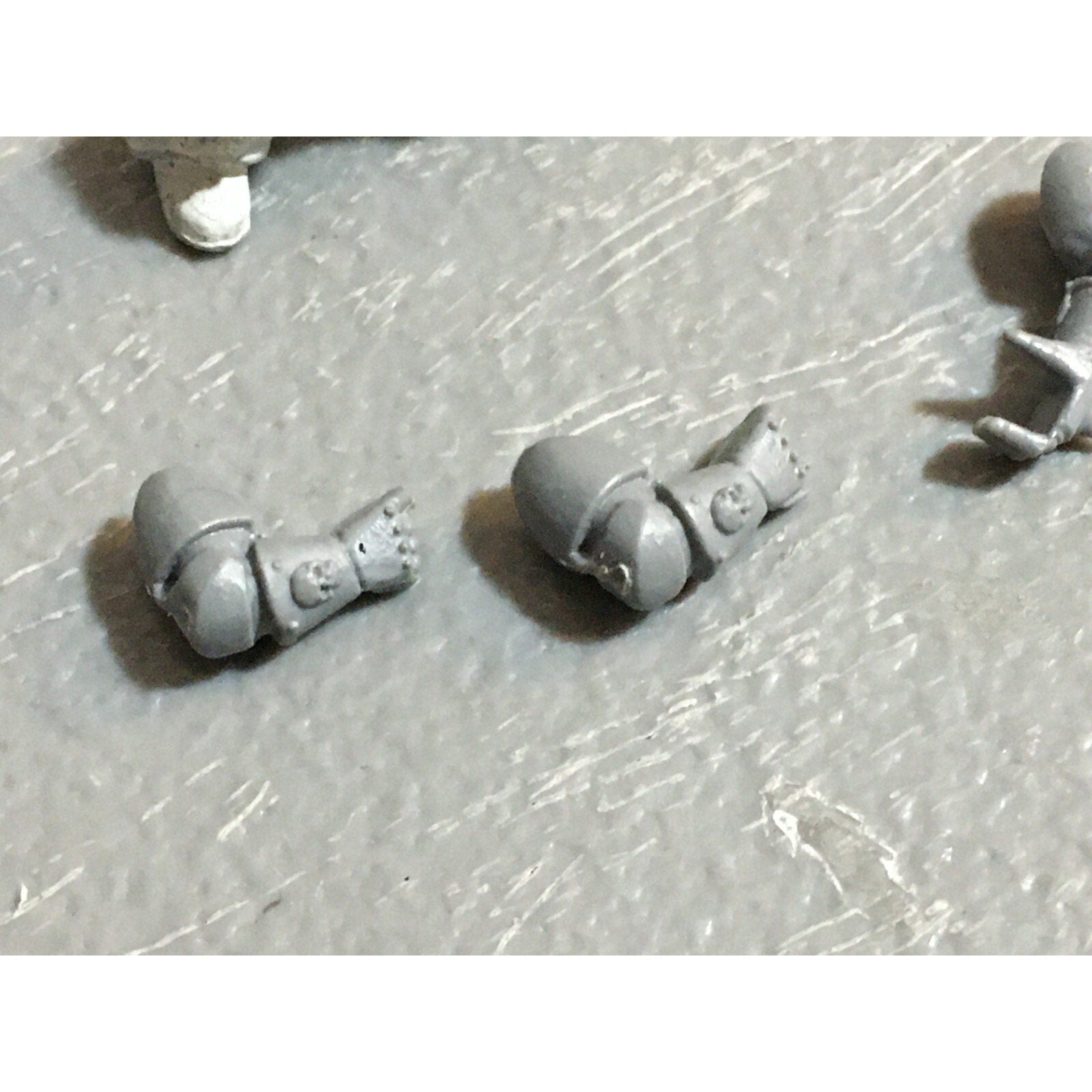 A23156 WARHAMMER 40K CHAOS SPACE MARINES BITS LOT MIXED LEGS ARMS HEADS GW
