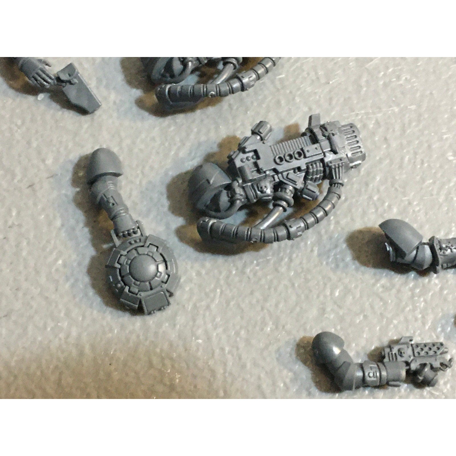 A29392 WARHAMMER 40K SPACE MARINES PRIMARIS BITS LOT ARMS PISTOL HEAVY SWORD GW