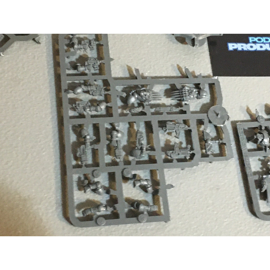 A33676 WARHAMMER 40K SPACE MARINES WOLVES BITS ON SPRUE LOT FIRSTBORN GW