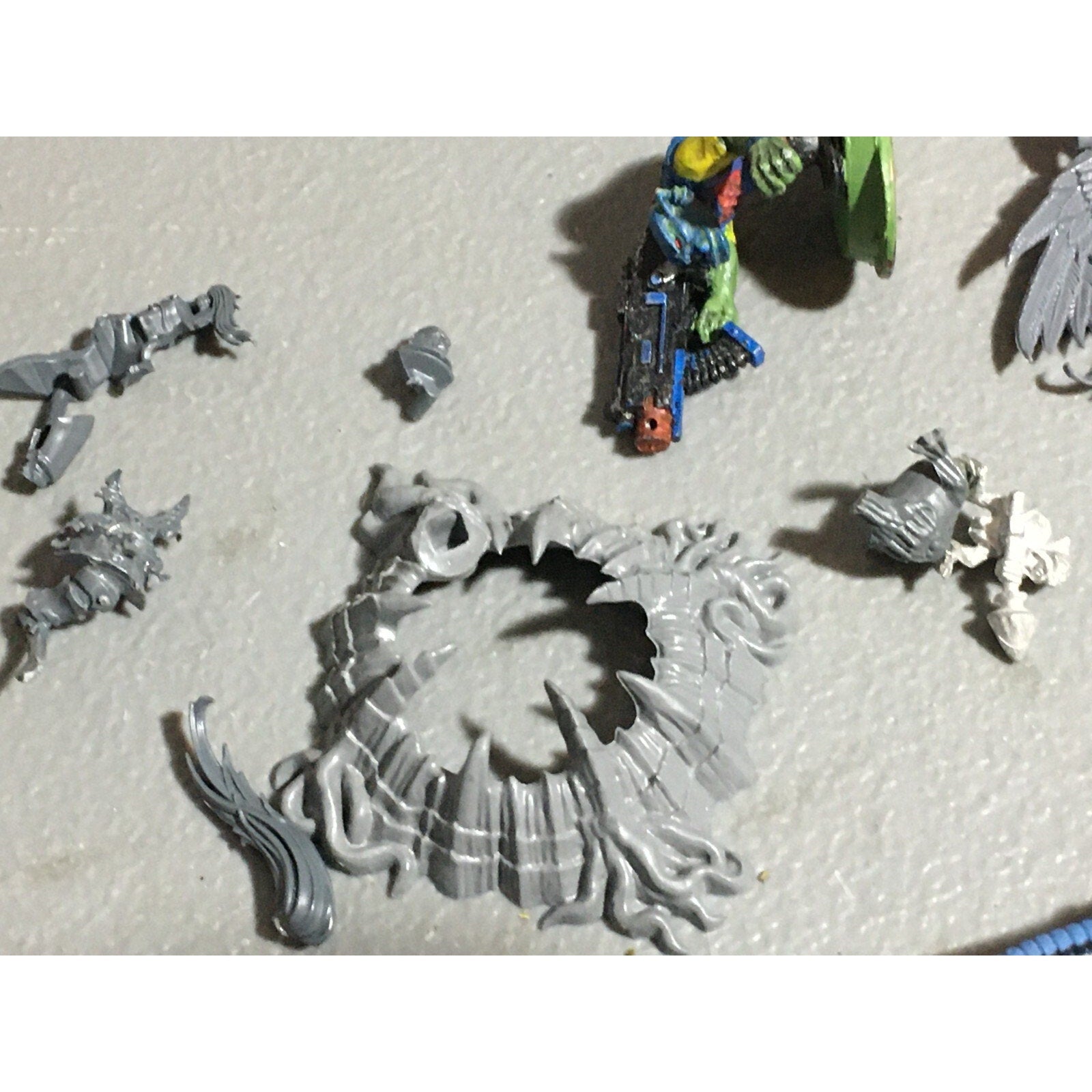 A22418 WARHAMMER 40K MIXED BITS LOT BOLTERS HEADS ARMS GAMES WORKSHOP GW