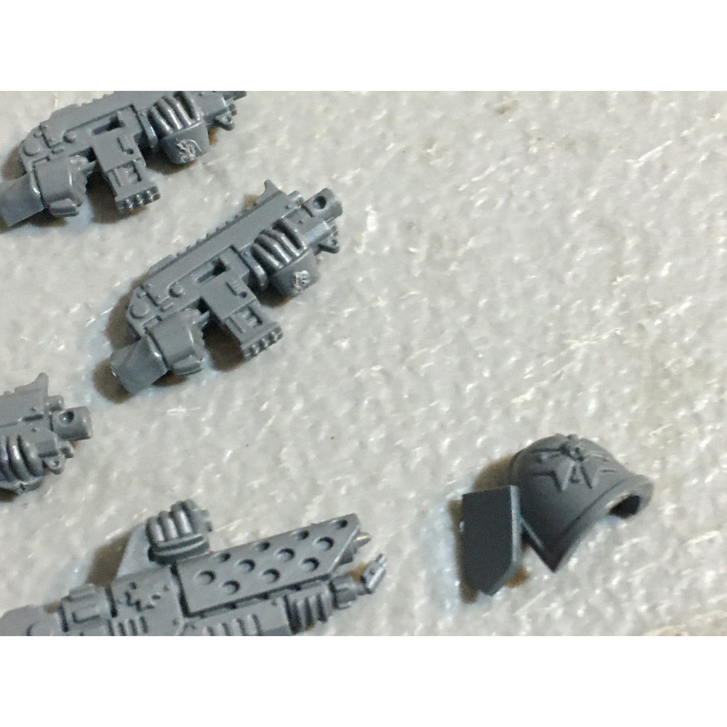 A29481 WARHAMMER 40K SPACE MARINES BLACK TEMPLARS BITS LOT BOLTER SWORD ARM GW