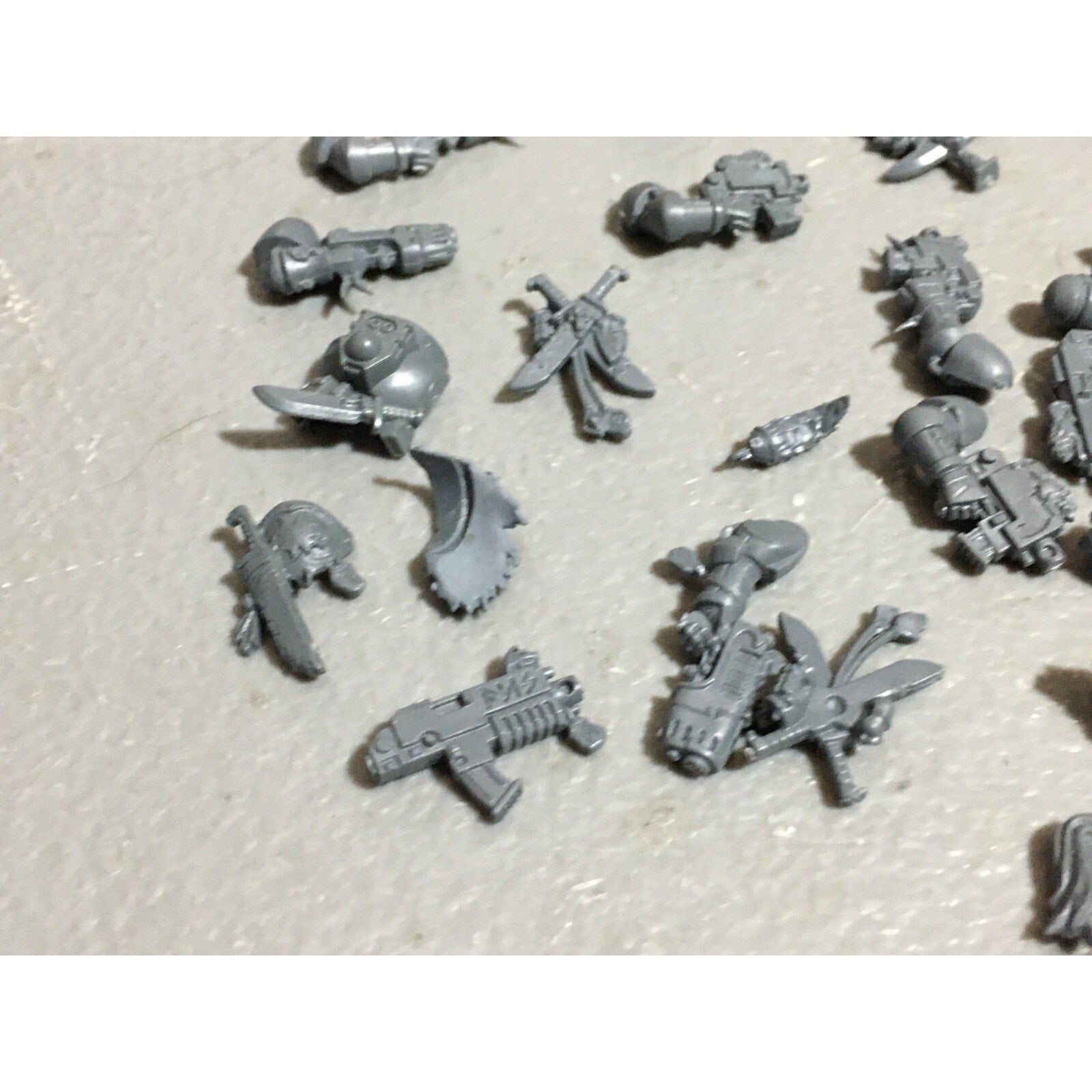 A19581 WARHAMMER 40K SPACE MARINES WOLVES BITS LOT PLASMA PISTOL HEADS KNIVES