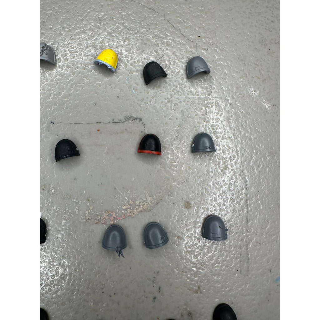 A23106 WARHAMMER 40K SPACE MARINES BITS LOT SHOULDER PADS 25 PACK