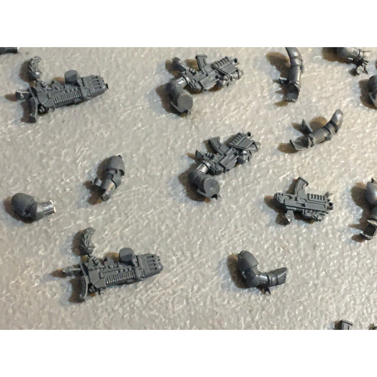 A29737 WARHAMMER 40K SPACE MARINES WOLVES BITS LOT BOLTERS PLASMA AXE ARMS GW