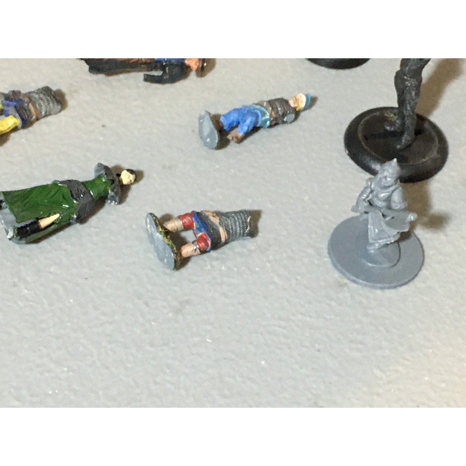 A32503 UNKNOWN PLASTIC MINIATURES MISS BASES HUMAN WARRIOR SOLDIER