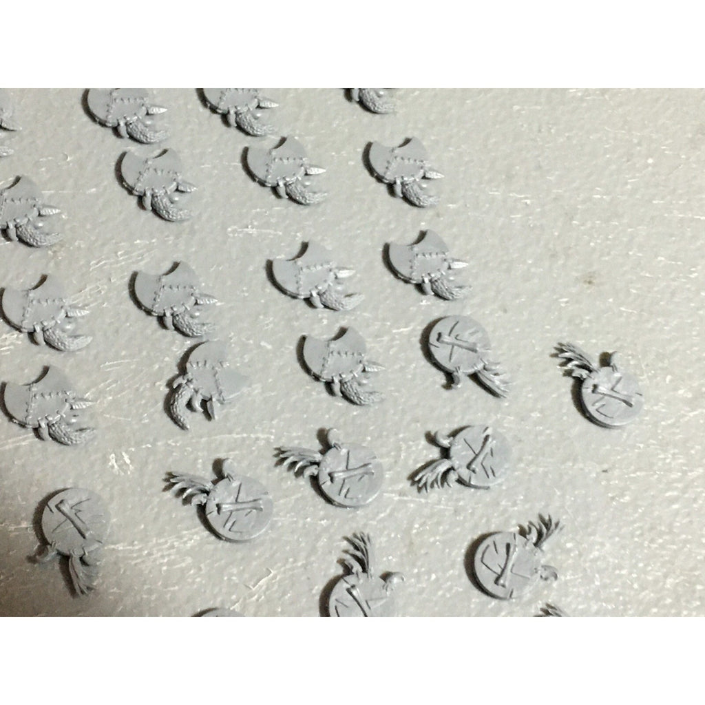 A22048 WARHAMMER FANTASY ORCS & GOBLINS BITS LOT WOLF RIDER SHIELDS GW