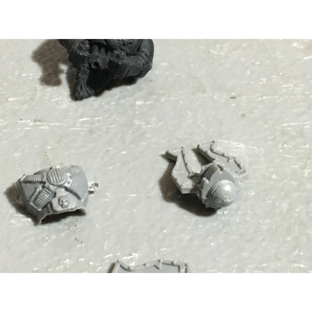 A22575 WARHAMMER 40K CHAOS SPACE MARINES CSM BITS LOT HEADS TORSO FRONTS GW