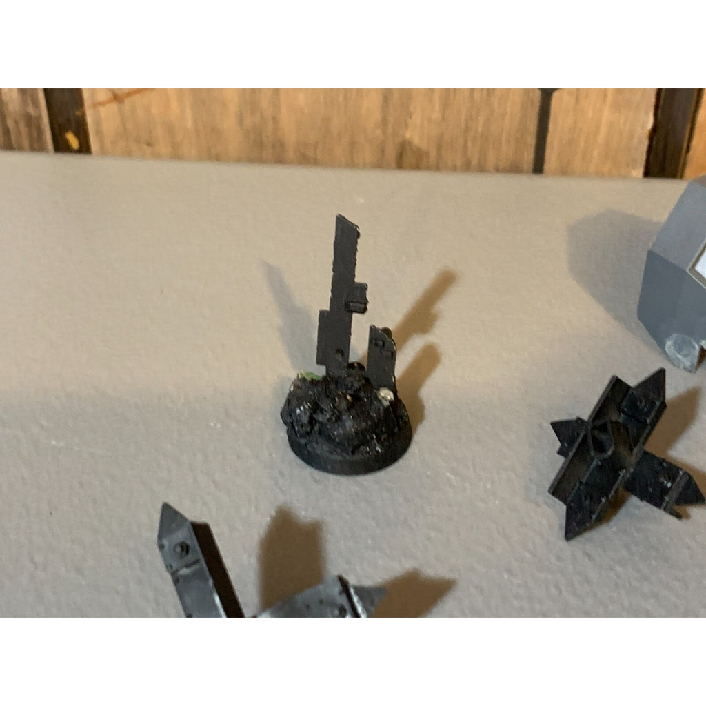A23059 WARHAMMER 40K TERRAIN BITS LOT BARRICADES BARREL