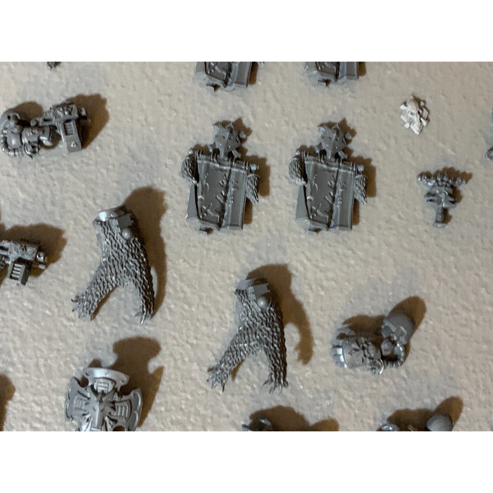 A23060 WARHAMMER 40K MARINES SPACE WOLVES HUGE BITS LOT HEADS ARMS HAMMERS GUNS
