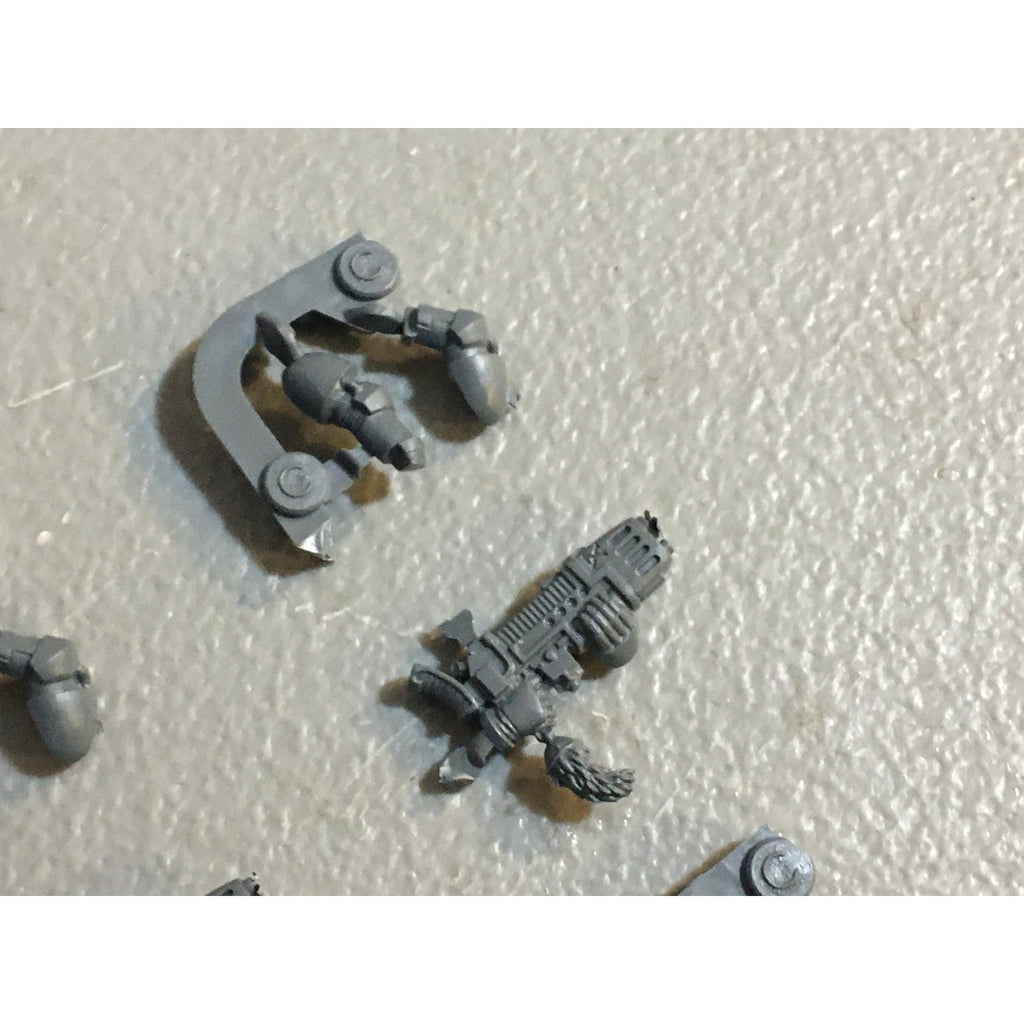 A29732 WARHAMMER 40K SPACE MARINES WOLVES BITS LOT PLAMSA GUNS W ARMS GW