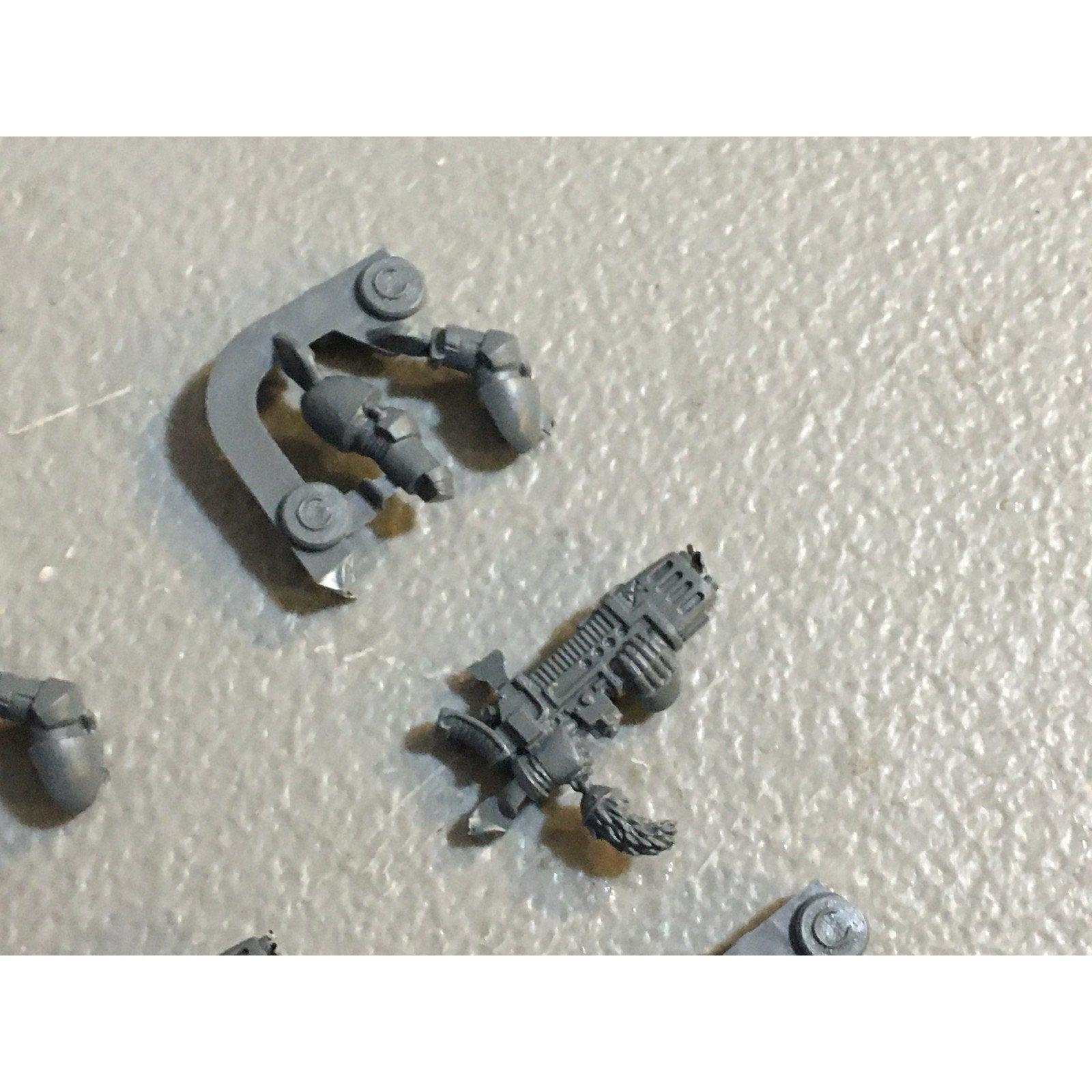 A29732 WARHAMMER 40K SPACE MARINES WOLVES BITS LOT PLAMSA GUNS W ARMS GW