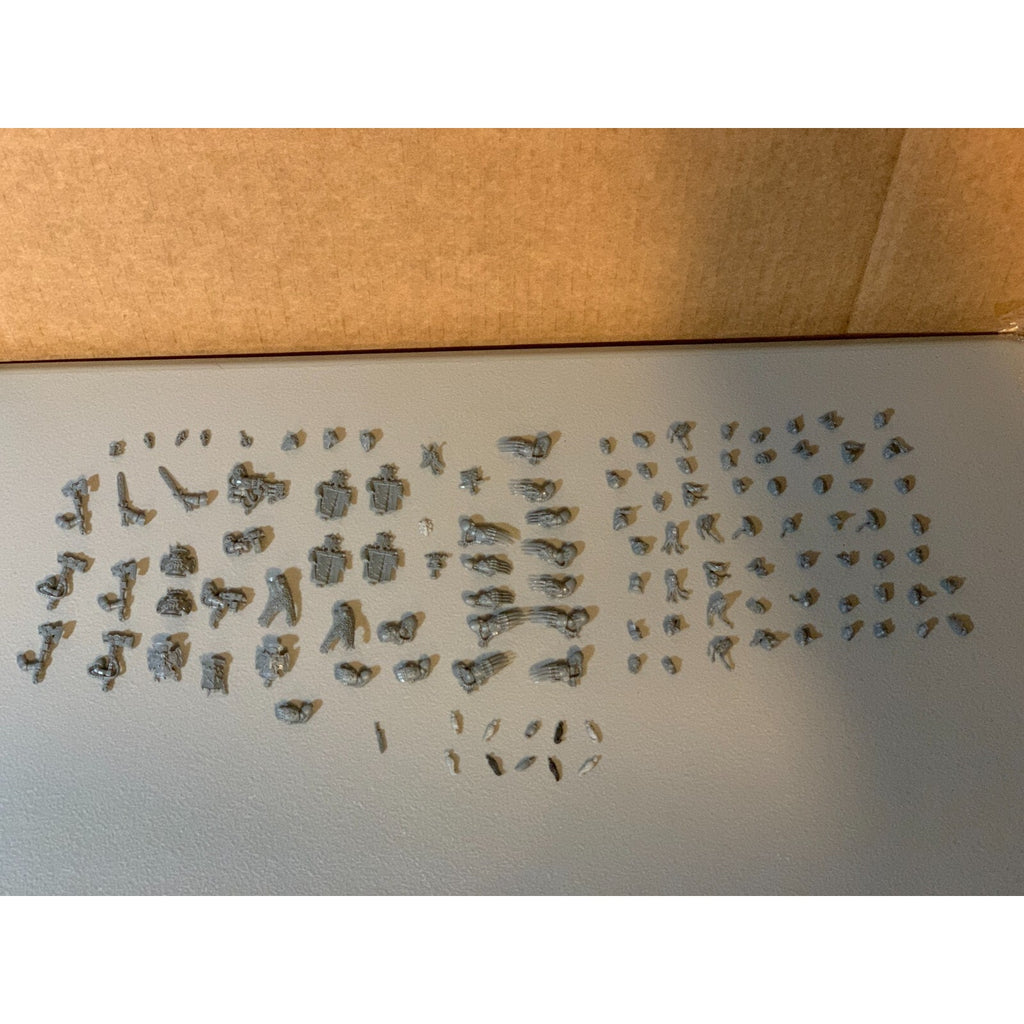A23060 WARHAMMER 40K MARINES SPACE WOLVES HUGE BITS LOT HEADS ARMS HAMMERS GUNS