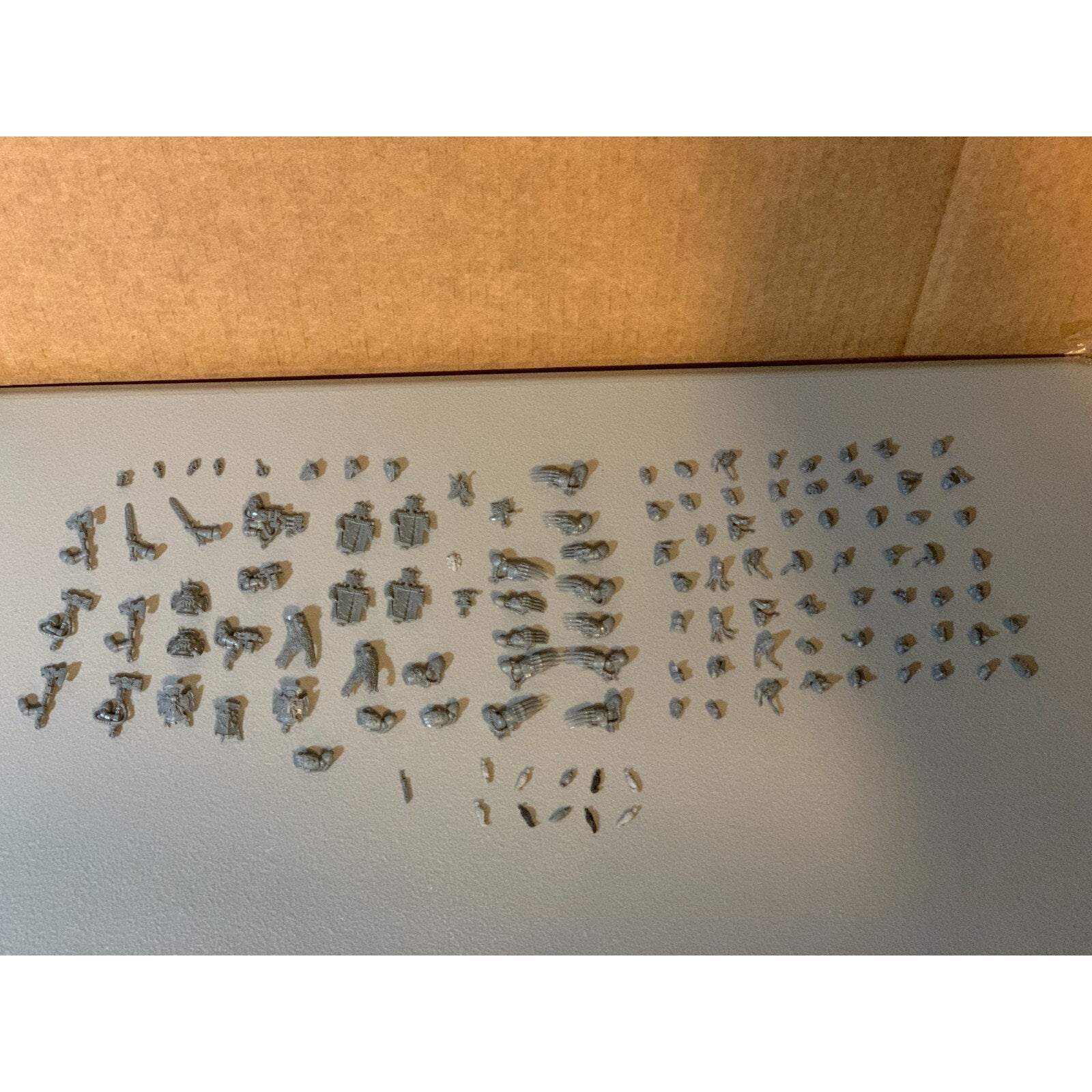 A23060 WARHAMMER 40K MARINES SPACE WOLVES HUGE BITS LOT HEADS ARMS HAMMERS GUNS