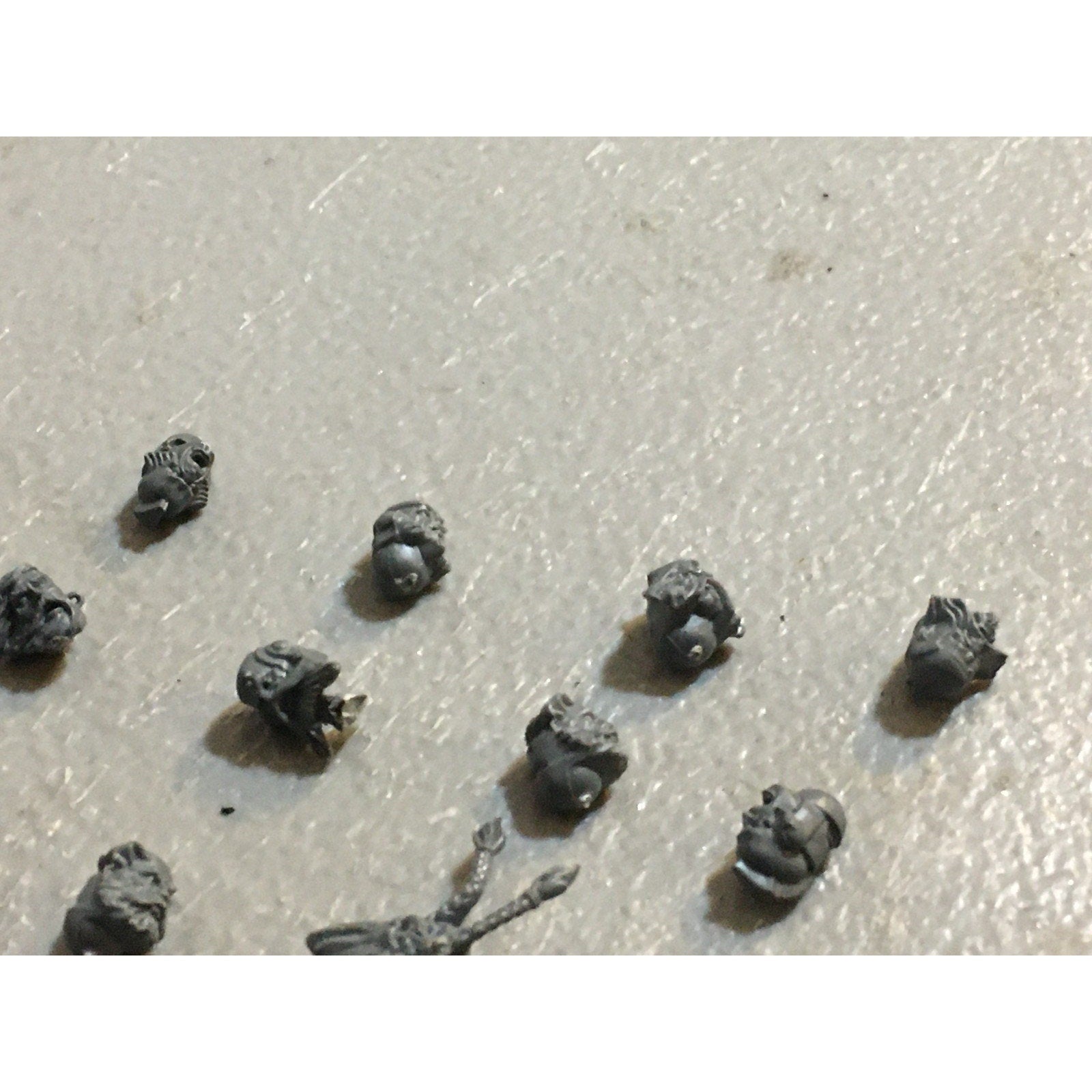 A31433 WARHAMMER 40K SPACE MARINES WOLVES BITS LOT HEADS GREY BLOOD GW
