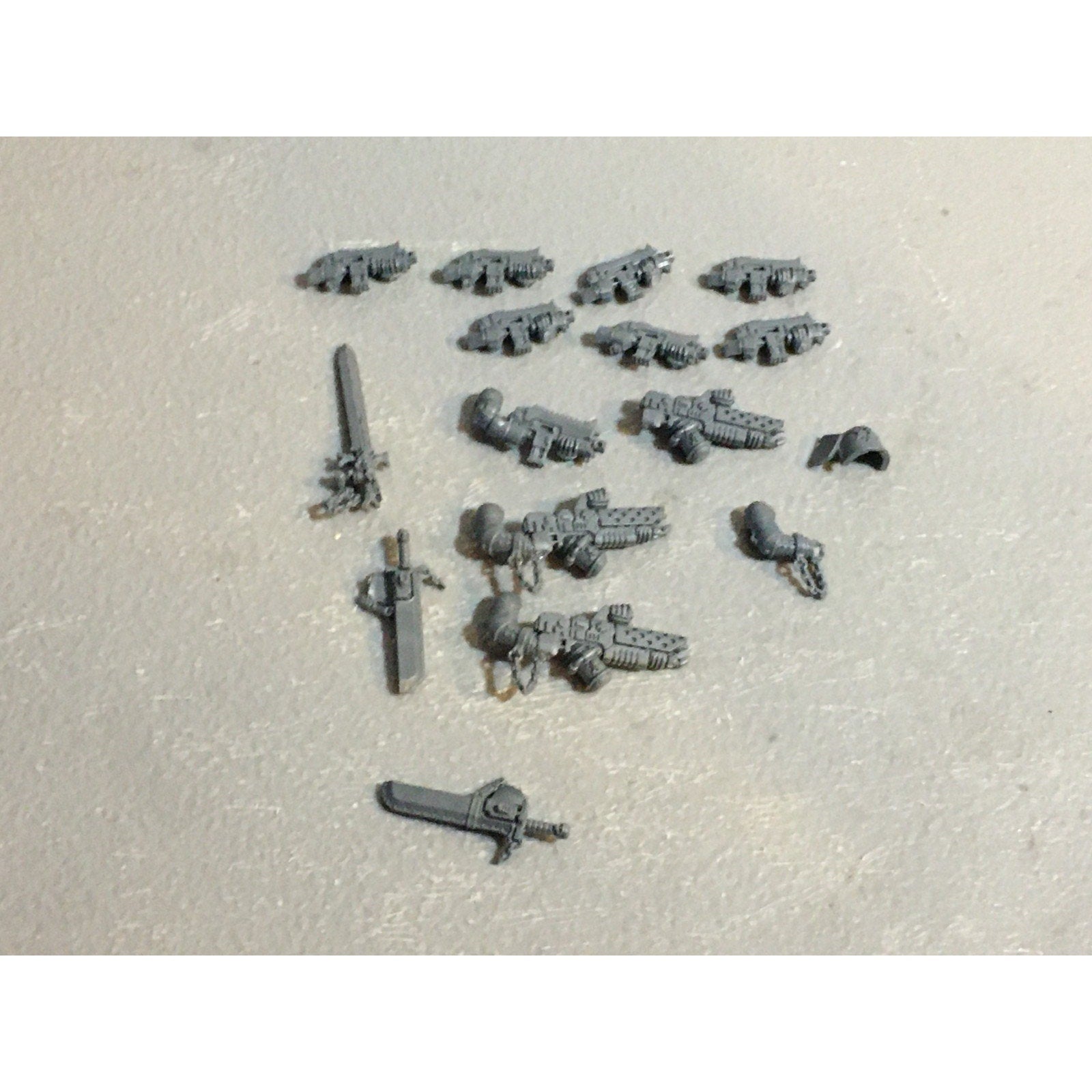 A29481 WARHAMMER 40K SPACE MARINES BLACK TEMPLARS BITS LOT BOLTER SWORD ARM GW