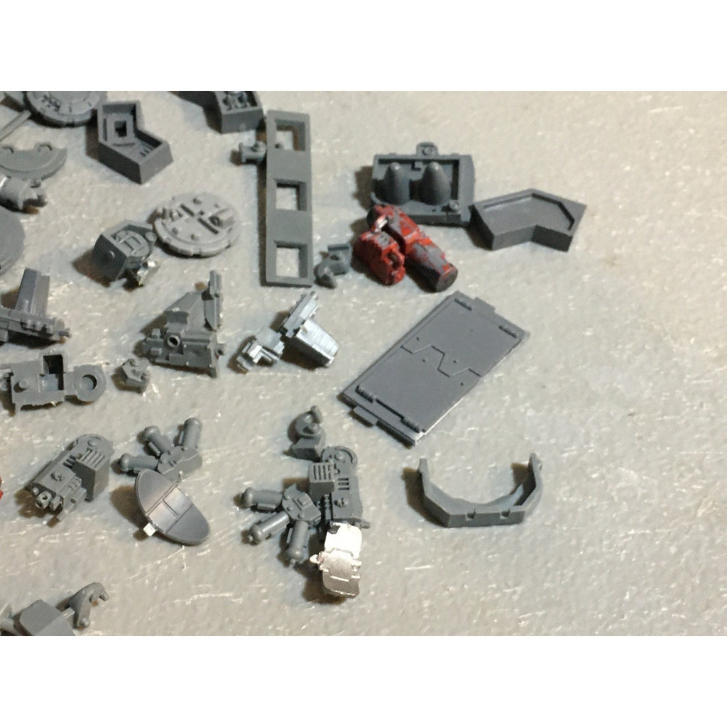 A24525 WARHAMMER 40K SPACE MARINES BITS LOT TANKS LIDS ACCESSOIRES