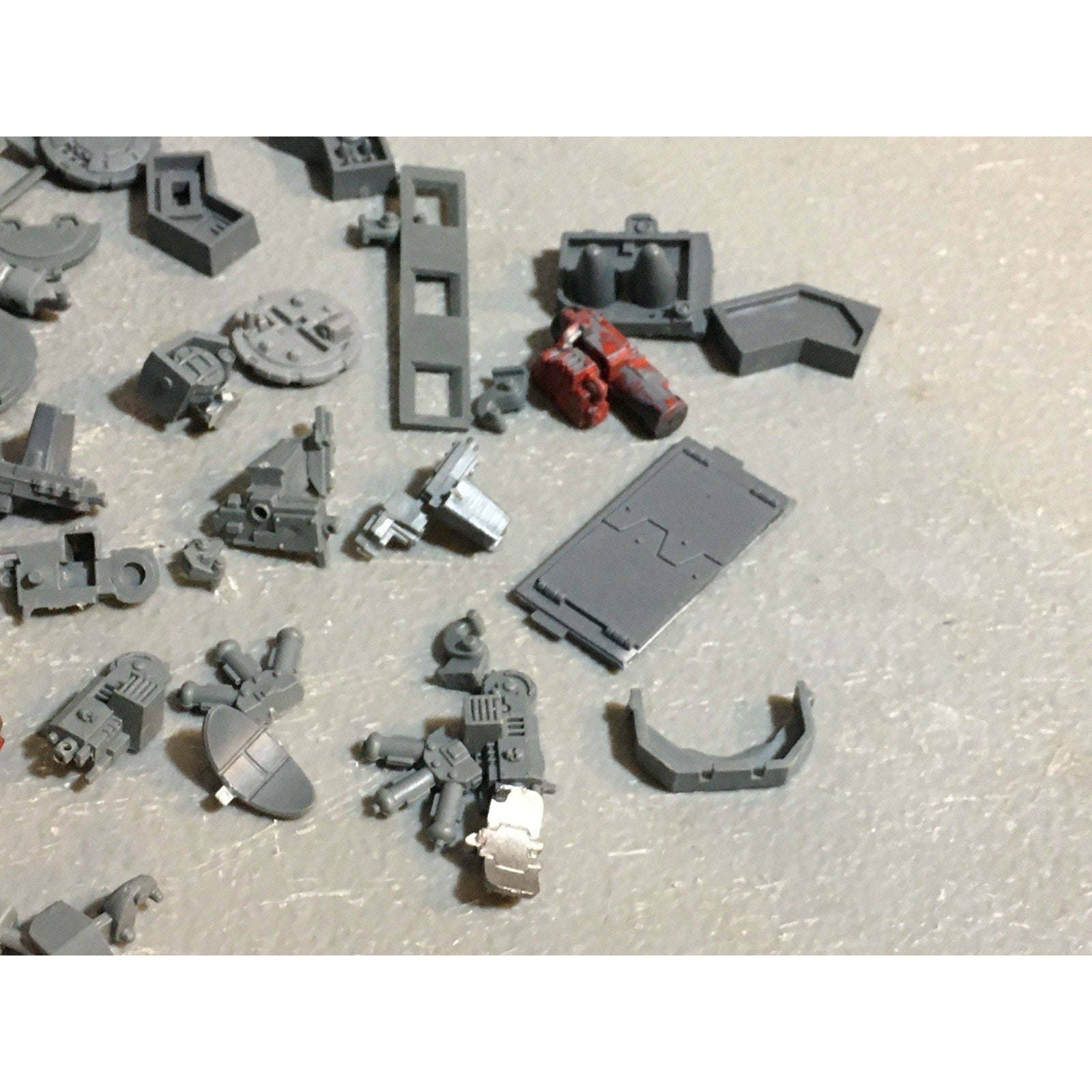 A24525 WARHAMMER 40K SPACE MARINES BITS LOT TANKS LIDS ACCESSOIRES