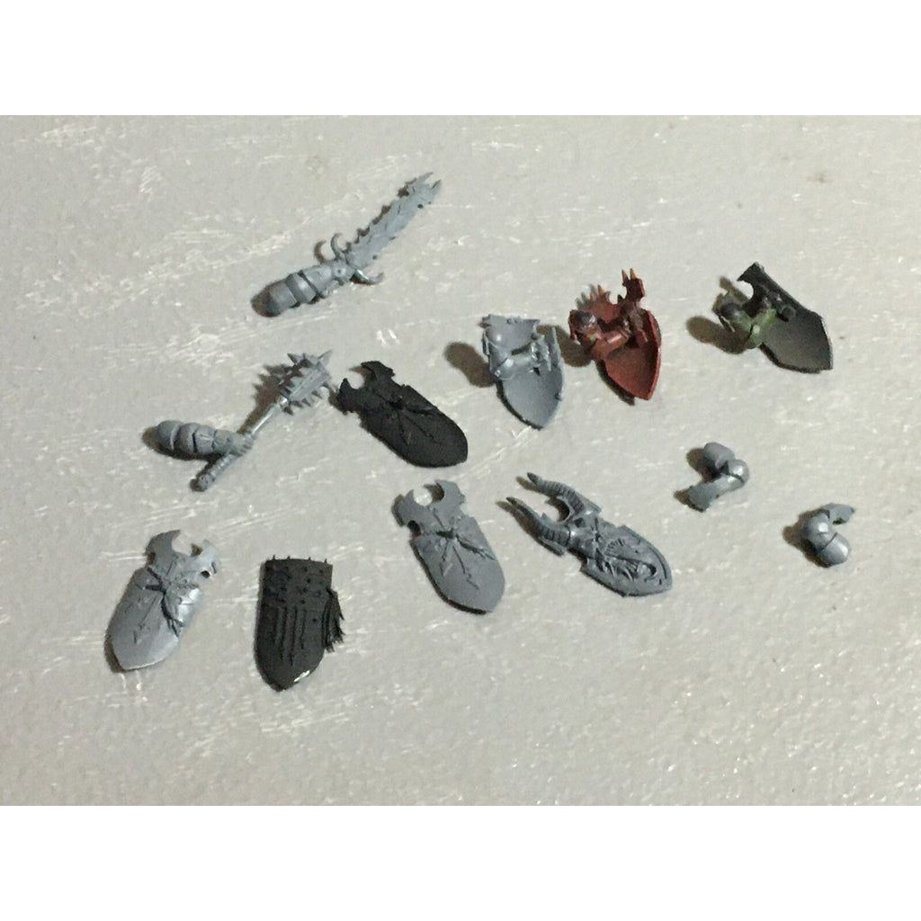 A22244 WARHAMMER FANTASY CHAOS MORTALS BITS LOT KNIGHTS SHIELDS GW
