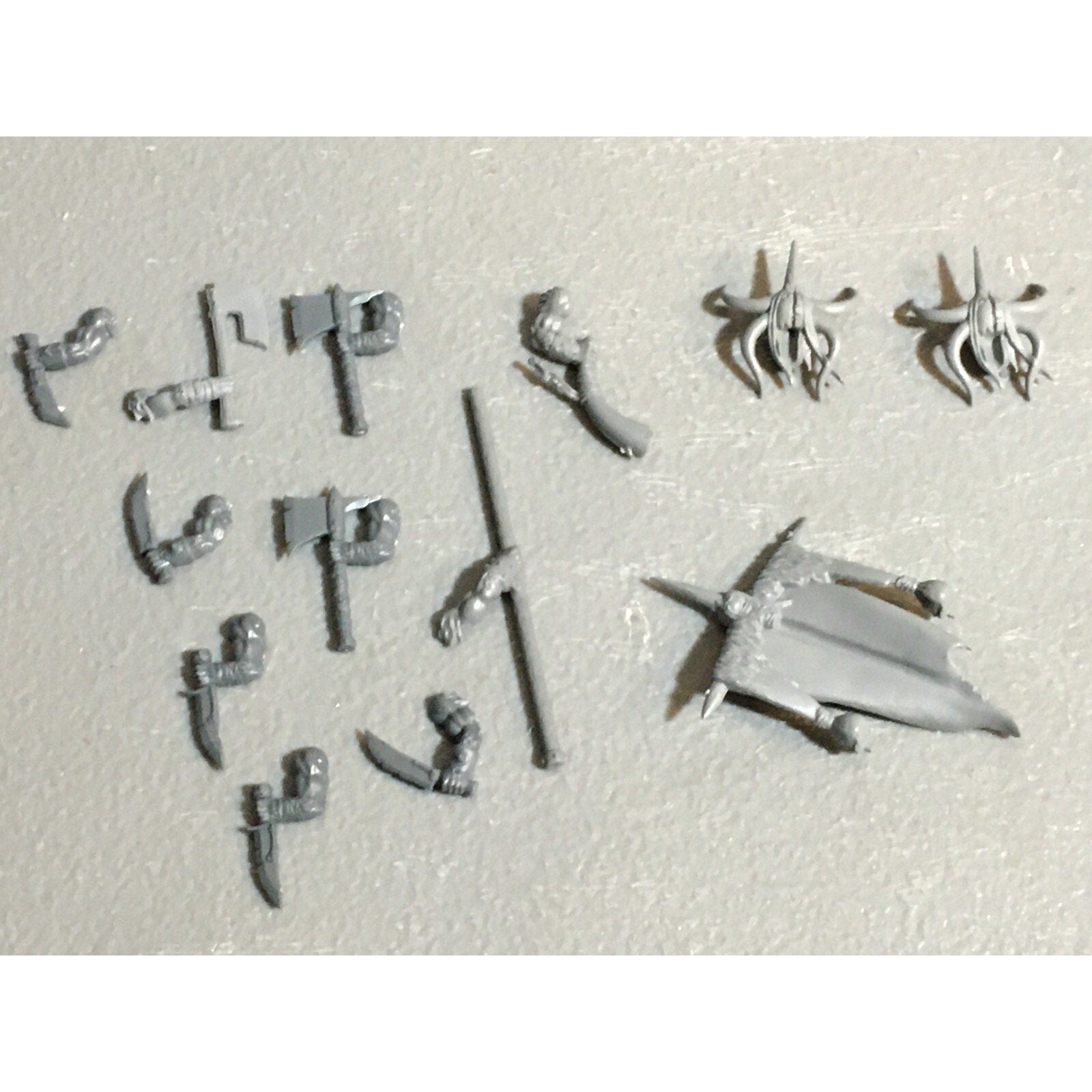 A23132 WARHAMMER FANTASY CHAOS BEASTMEN BITS LOT GORS BANNERS ARMS GW