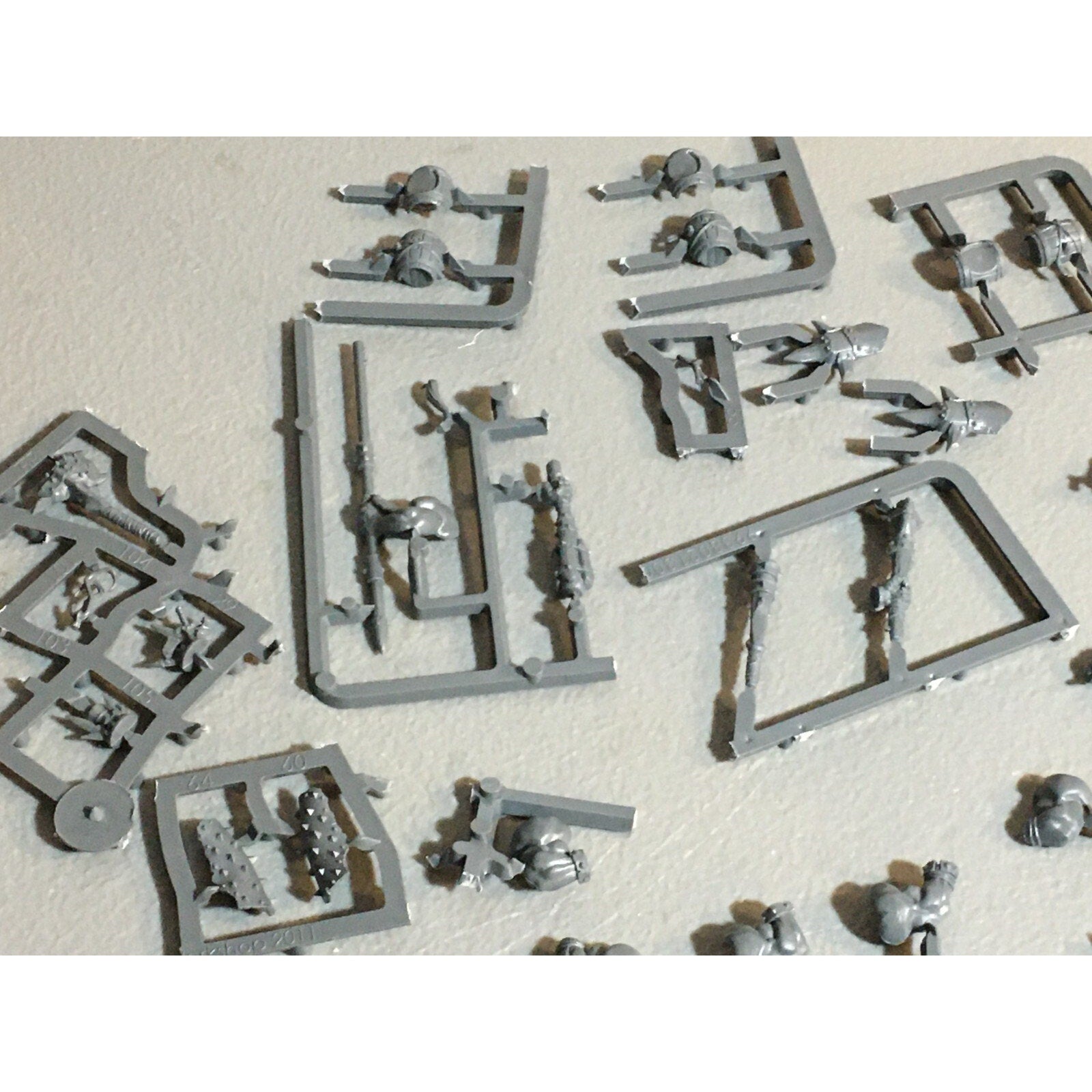 A23589 WARHAMMER AOS FANTASY OGRE KINGDOMS MAWTRIBES BITS ON SPRUE LOT ARMS EXTR