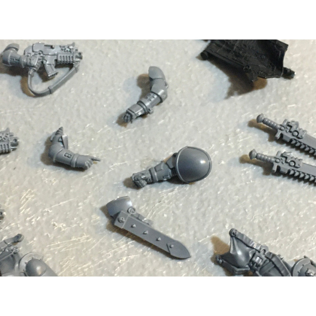 A29487 WARHAMMER 40K SPACE MARINES DARK ANGELS BITS LOT ROBE ARM BOLTER GW