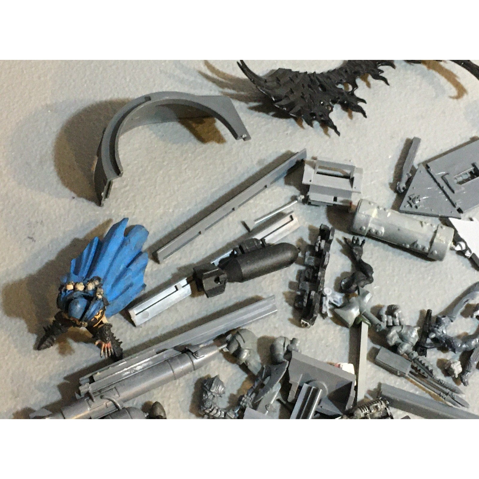 A29636 WARGAMING RANDOM MIXED BITS LOT SOME TERRAIN UNKNOWN PLASTIC